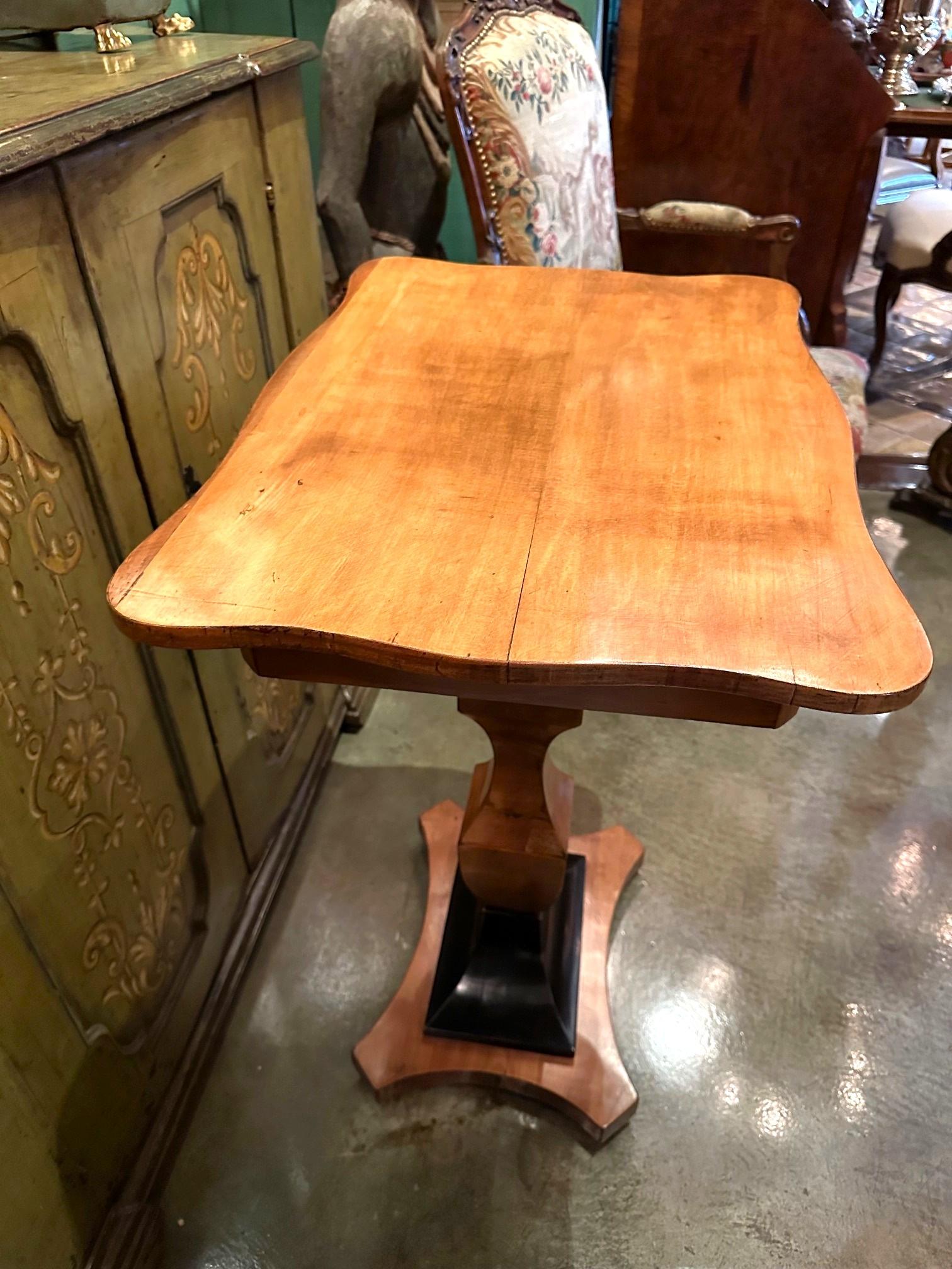 Mesa auxiliar o de entrada Biedermeier Fruitwood Mesilla de noche de madera rubia y negra LA CA siglo XIX en venta