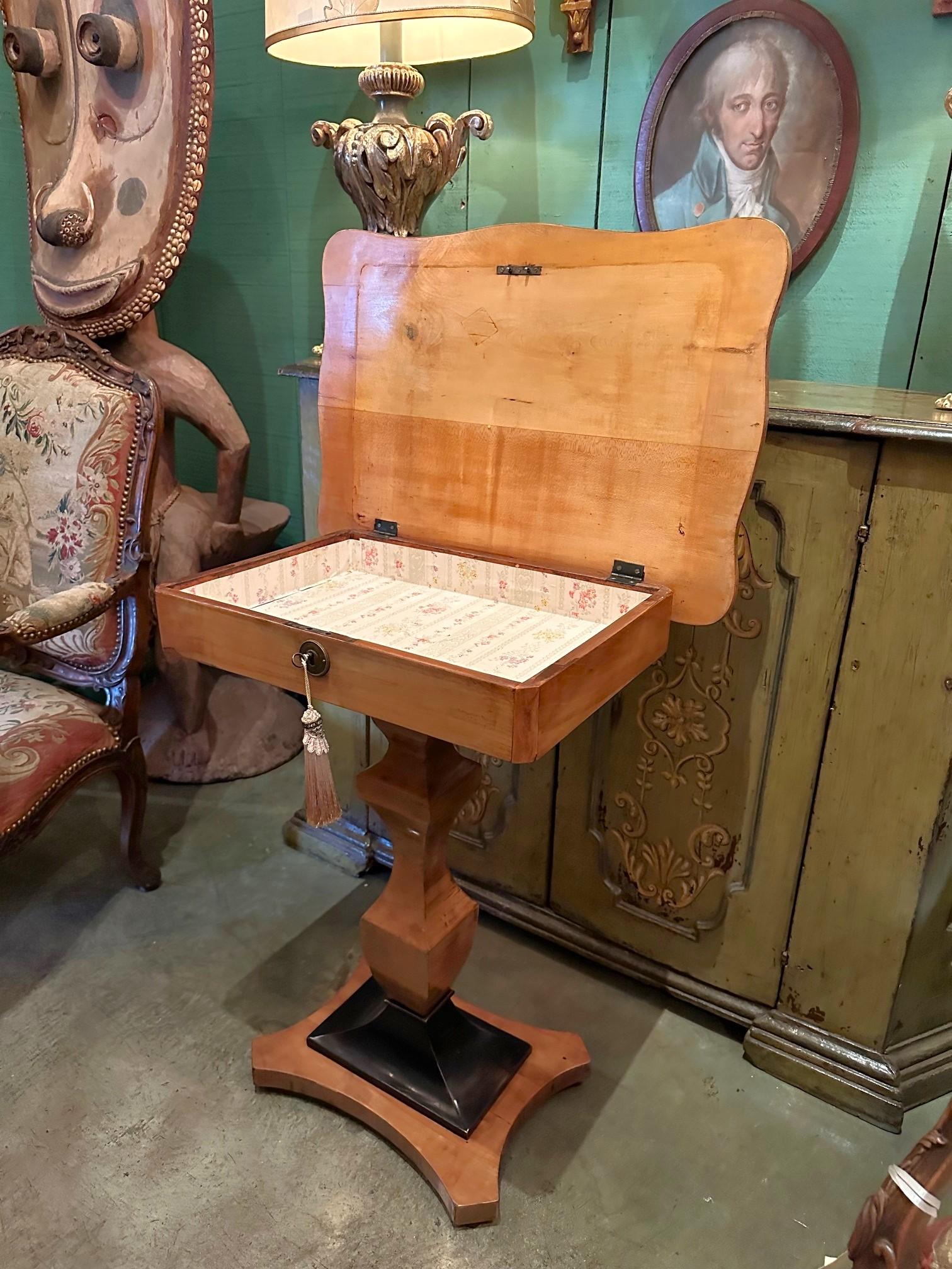 Mesa auxiliar o de entrada Biedermeier Fruitwood Mesilla de noche de madera rubia y negra LA CA en venta 1