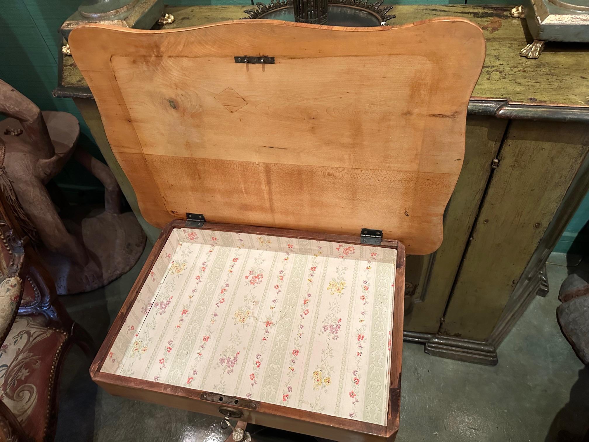 Mesa auxiliar o de entrada Biedermeier Fruitwood Mesilla de noche de madera rubia y negra LA CA en venta 2