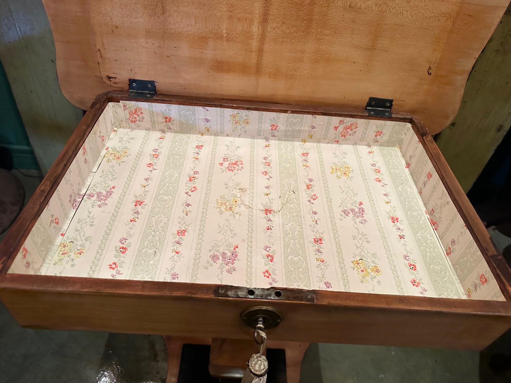 Mesa auxiliar o de entrada Biedermeier Fruitwood Mesilla de noche de madera rubia y negra LA CA en venta 3