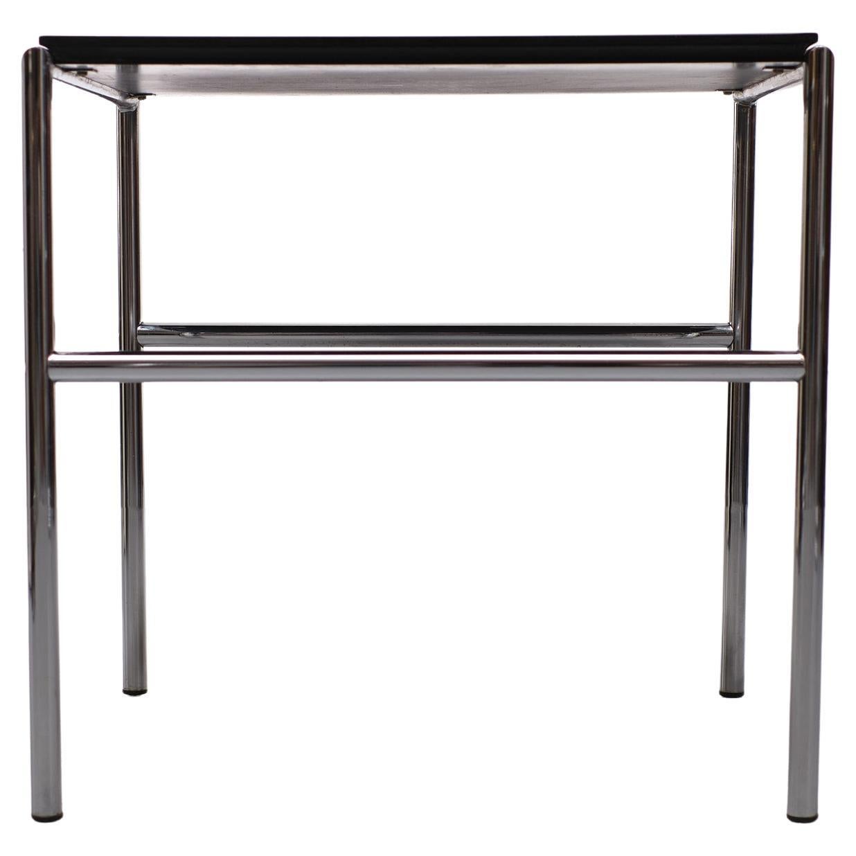 Très belle table d'appoint minimaliste et élégante. Base en aluminium poli, livré avec 
avec un plateau en bois de hêtre noir. Table de bonne qualité.
 