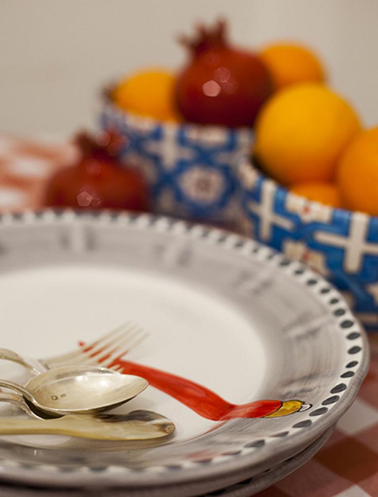 21e siècle - Assiette d'appoint en céramique peinte à la main en rouge et blanc fait à la main Neuf - En vente à Milan, IT