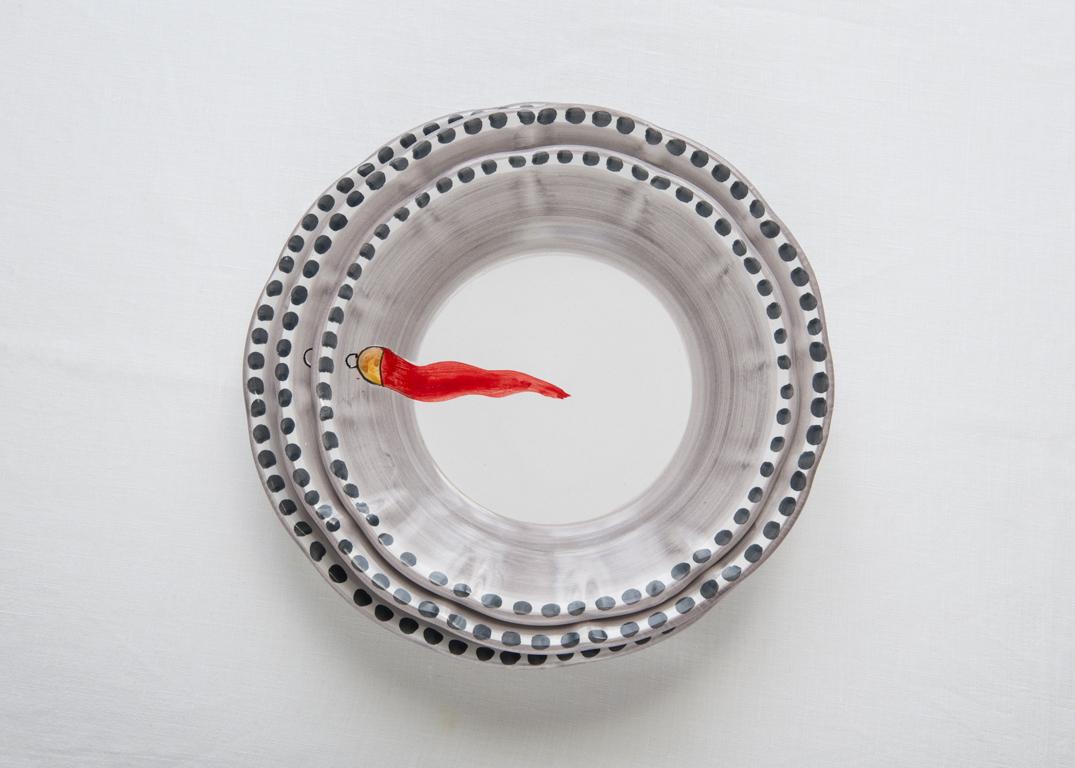 XXIe siècle et contemporain 21e siècle - Assiette d'appoint en céramique peinte à la main en rouge et blanc fait à la main en vente
