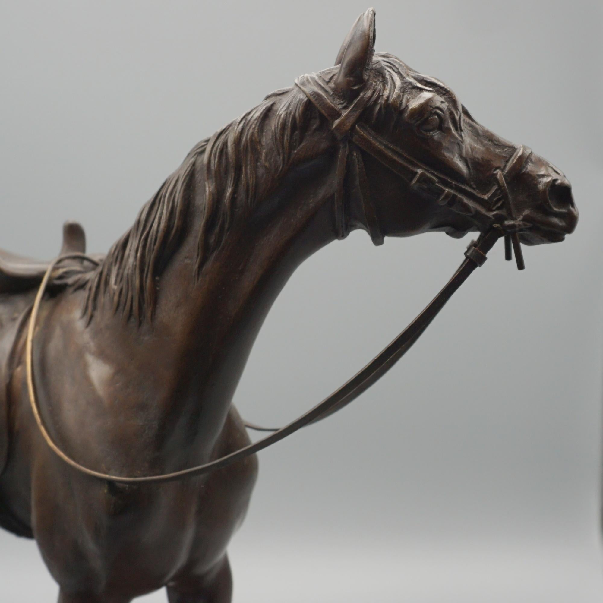 Studio in bronzo della metà del XIX secolo di Jules Moigniez raffigurante un cavallo in piedi vestito con una sella da donna. Eccellente dettaglio cesellato a mano. Firmato J Moigniez alla base. 

Dimensioni: H 32cm L 36cm P 10,5cm

Origine: