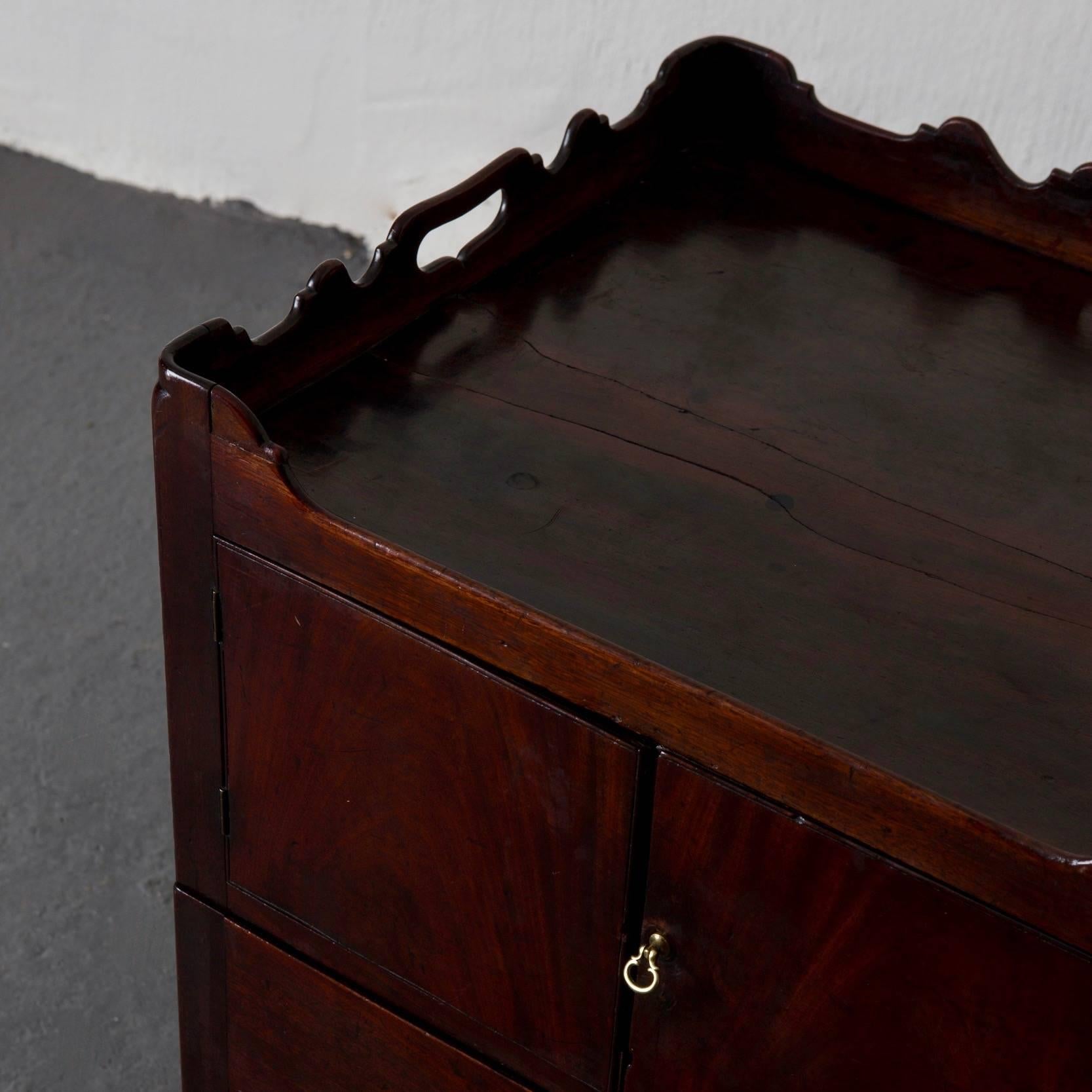 Side Table or Nightstands English 18th Century Mahogany Brown, England In Good Condition In New York, NY