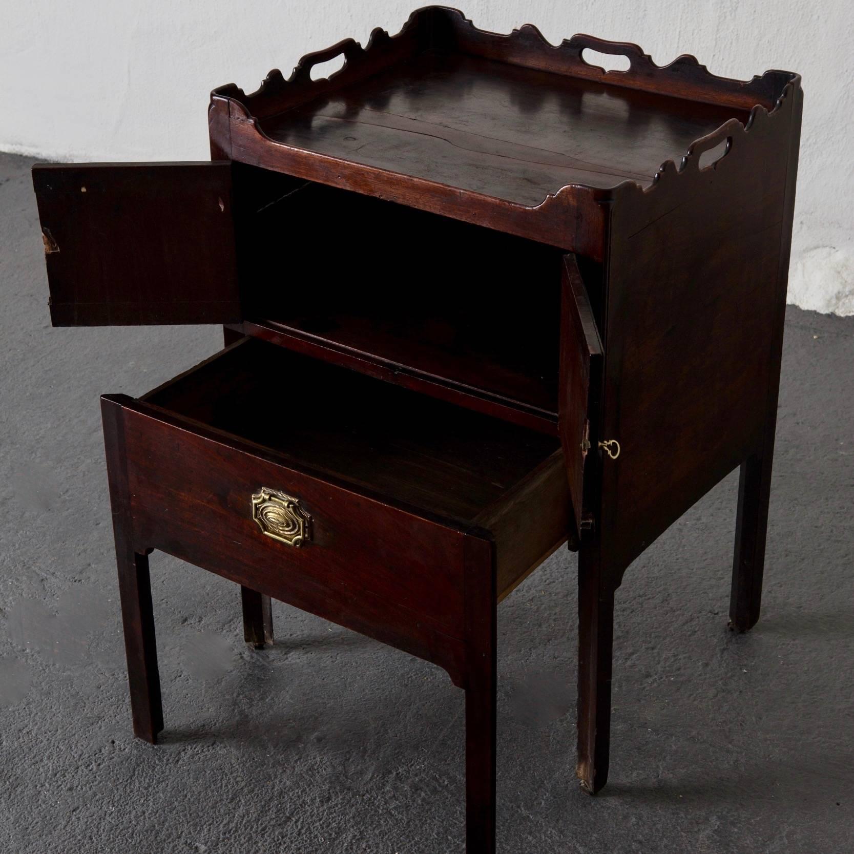 Side Table or Nightstands English 18th Century Mahogany Brown, England 2
