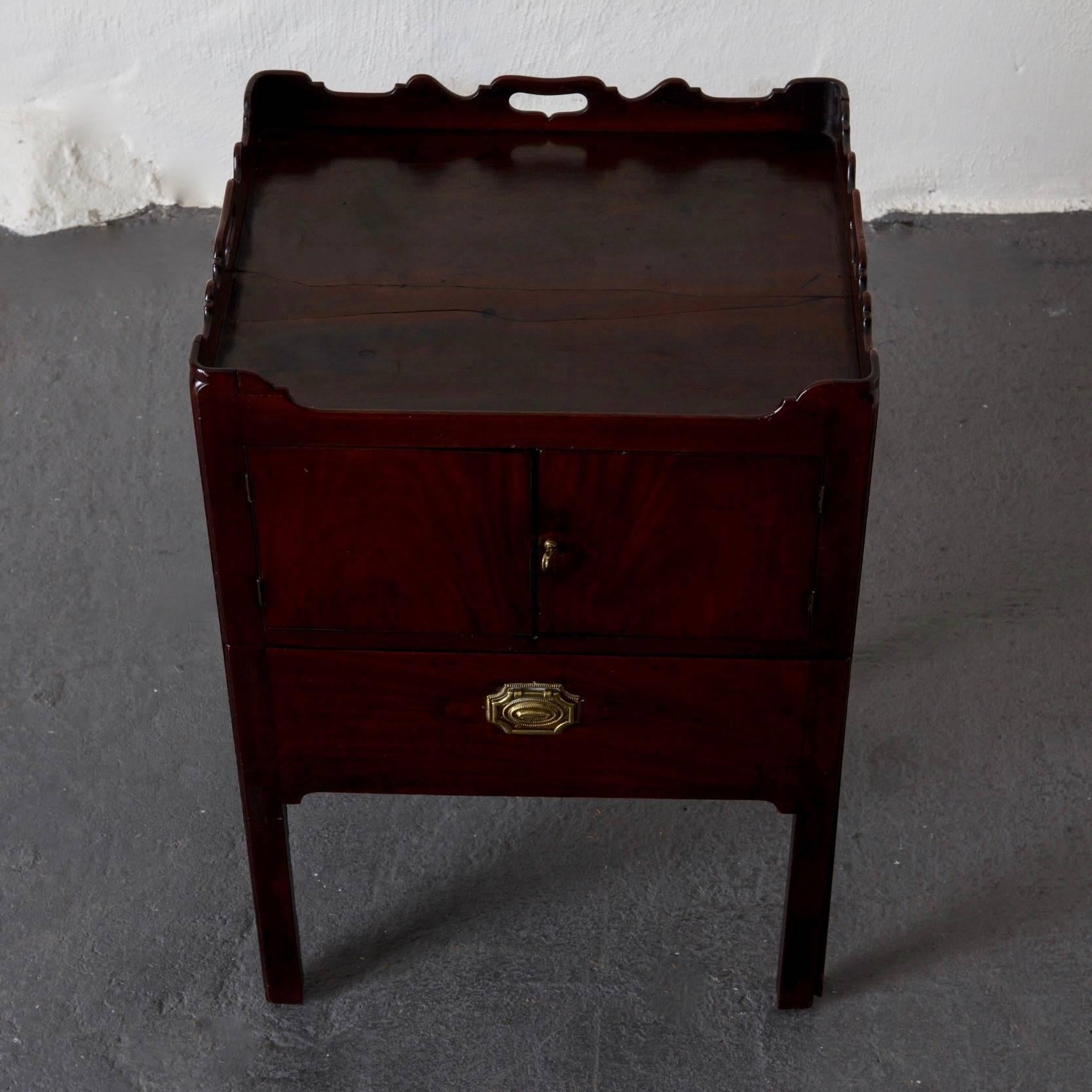 Side Table or Nightstands English 18th Century Mahogany Brown, England 3