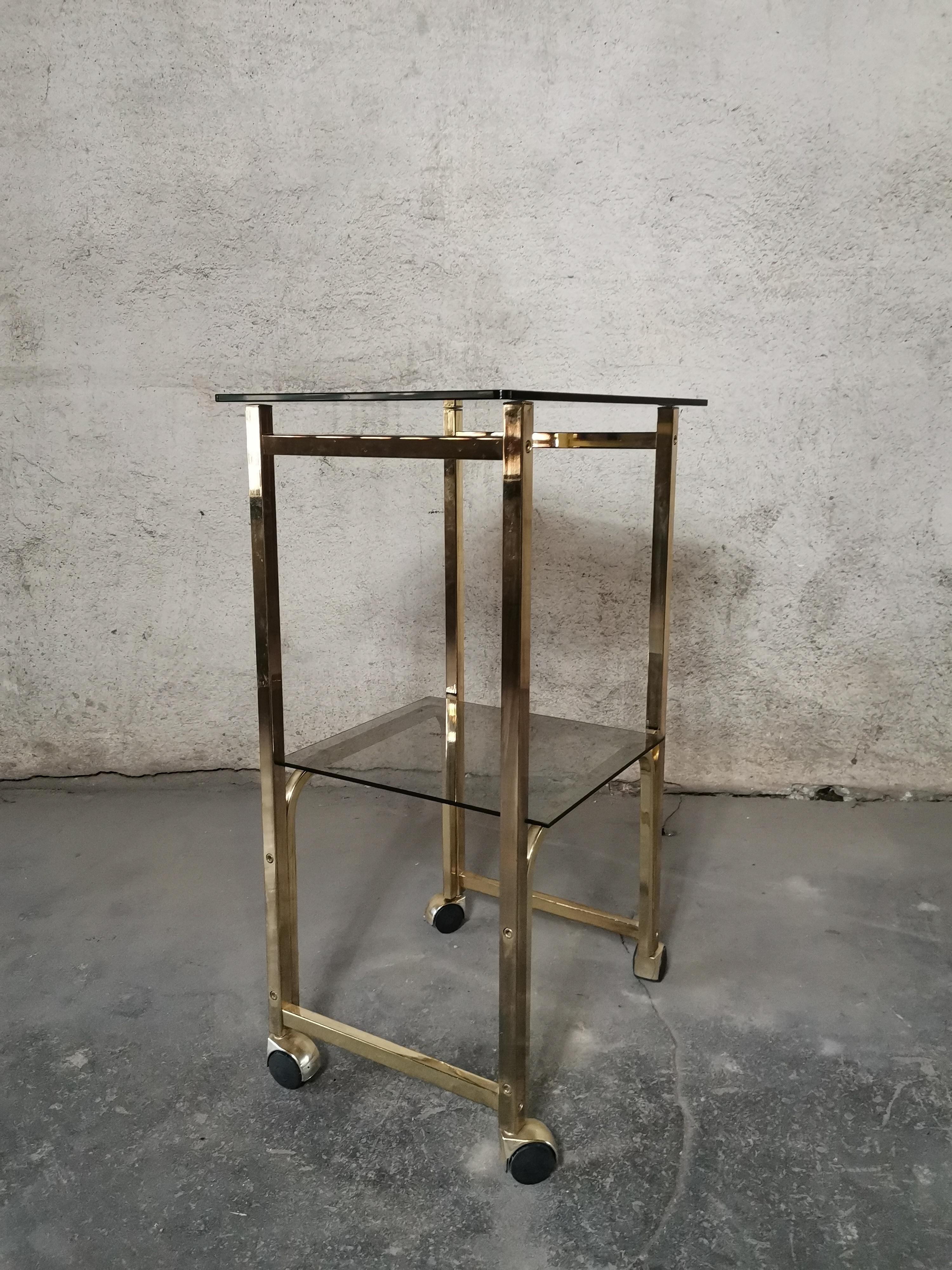 Table d'appoint 1970 verre fumé/or/roues en vente 3