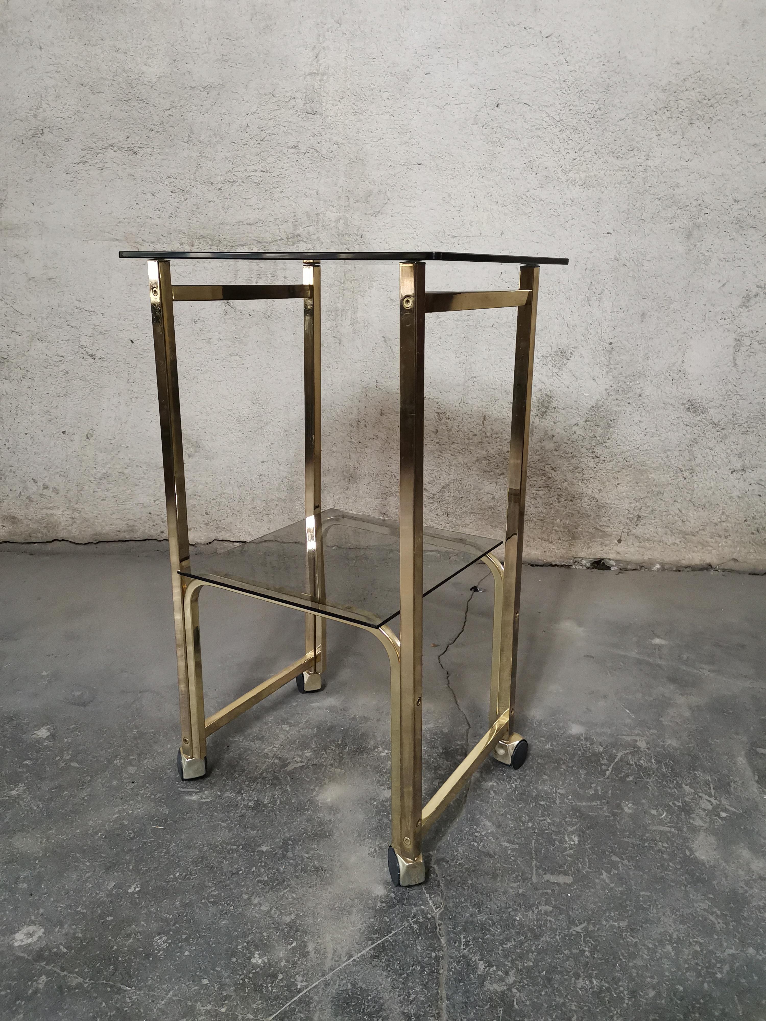 Table d'appoint 1970 sur roulettes

Belle table d'appoint des années 1970 avec des roues plaquées or.

Verre fumé épais pour deux étagères (la hauteur de l'étagère inférieure est de 37 cm).

Belle patine d'origine.