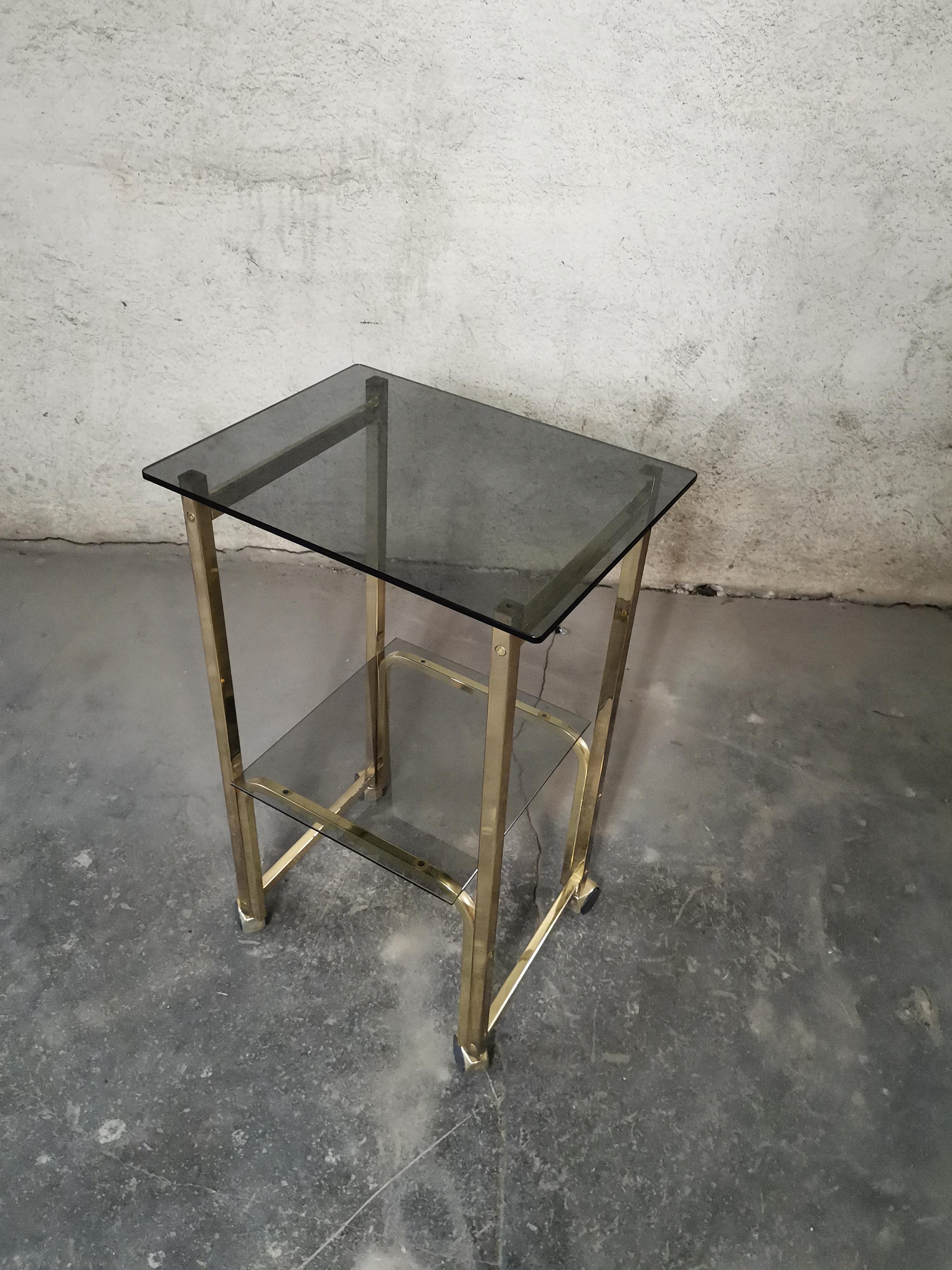 Mid-Century Modern Table d'appoint 1970 verre fumé/or/roues en vente