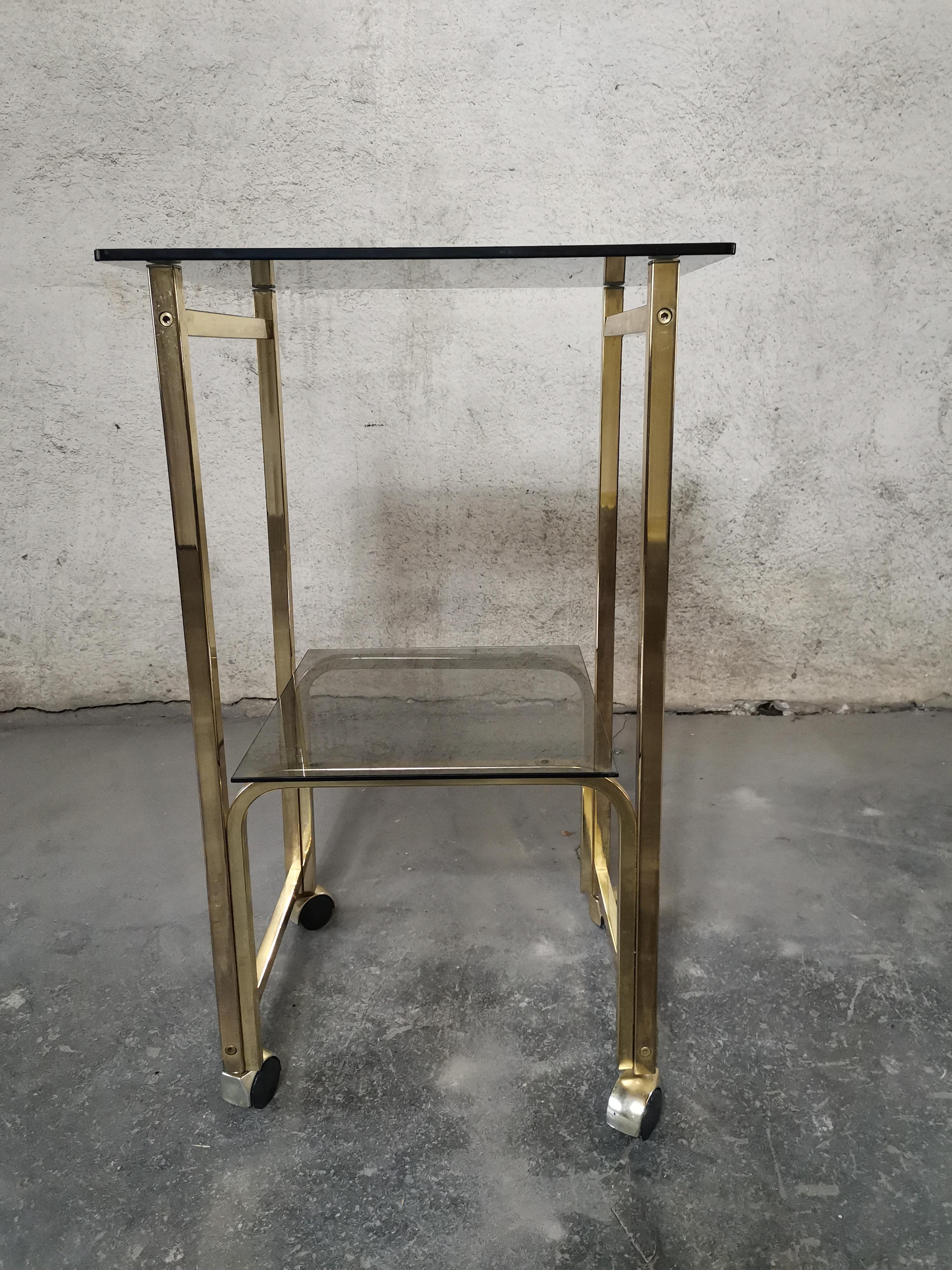italien Table d'appoint 1970 verre fumé/or/roues en vente
