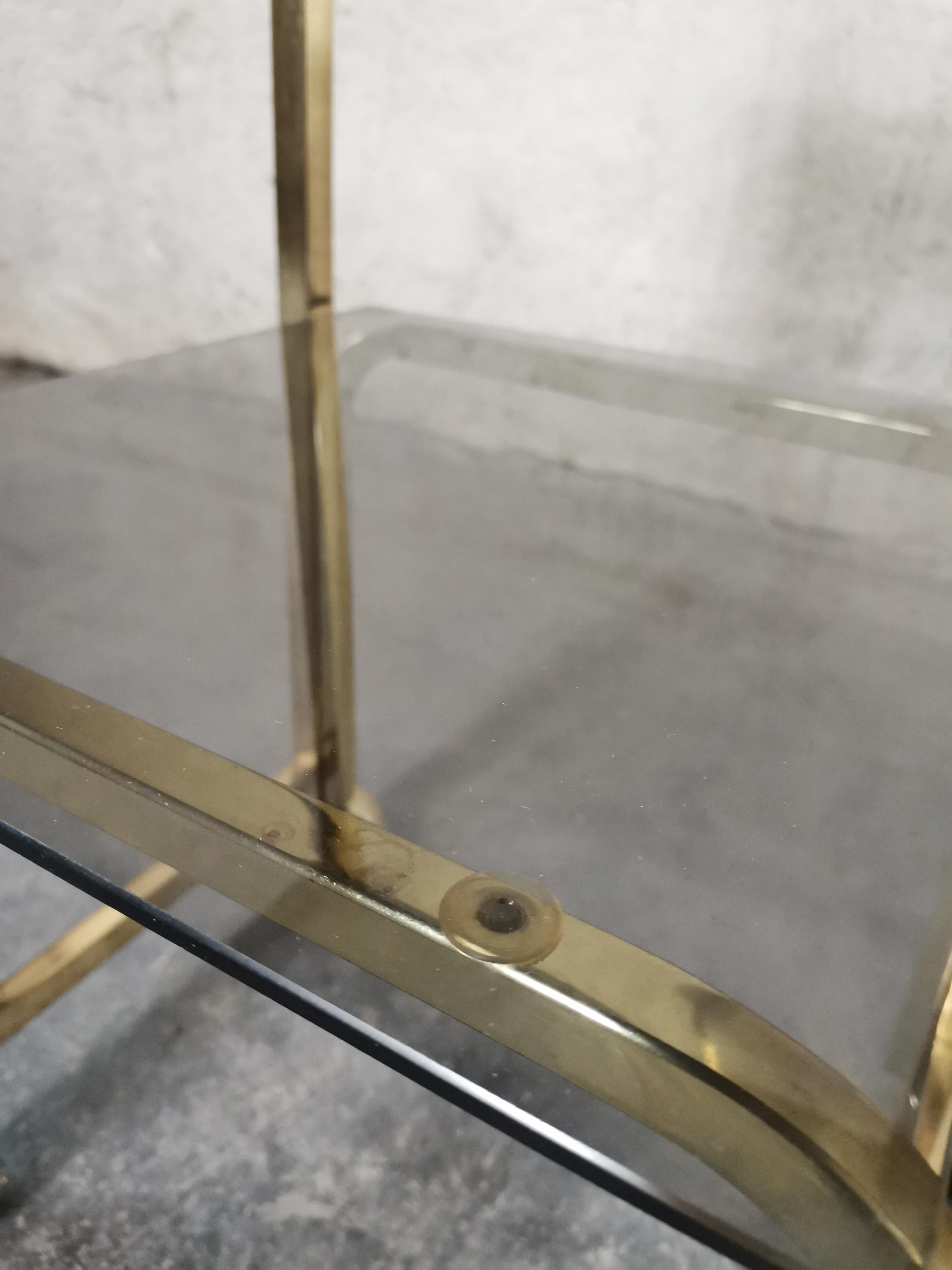 Laiton Table d'appoint 1970 verre fumé/or/roues en vente