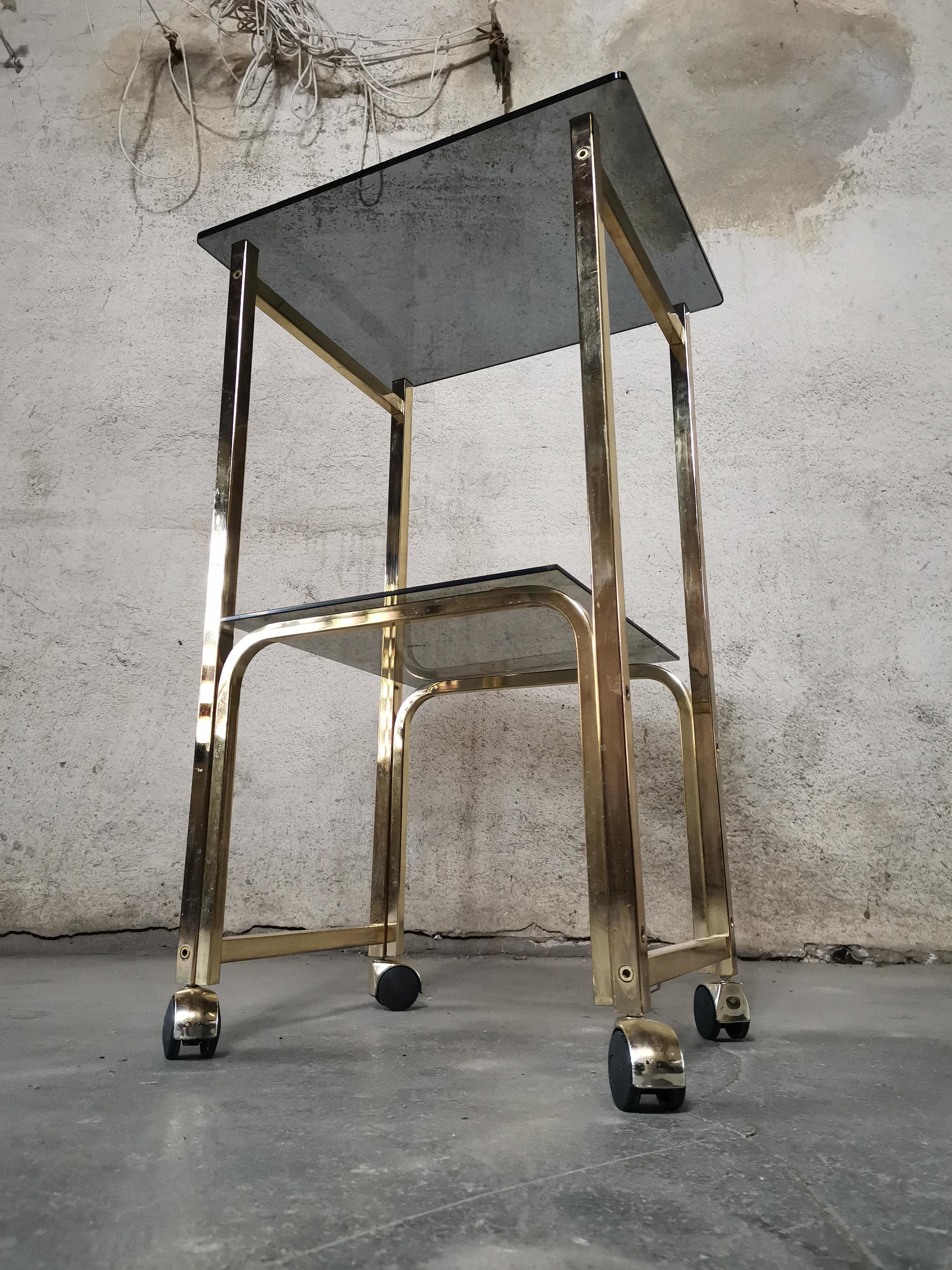 Table d'appoint 1970 verre fumé/or/roues en vente 1