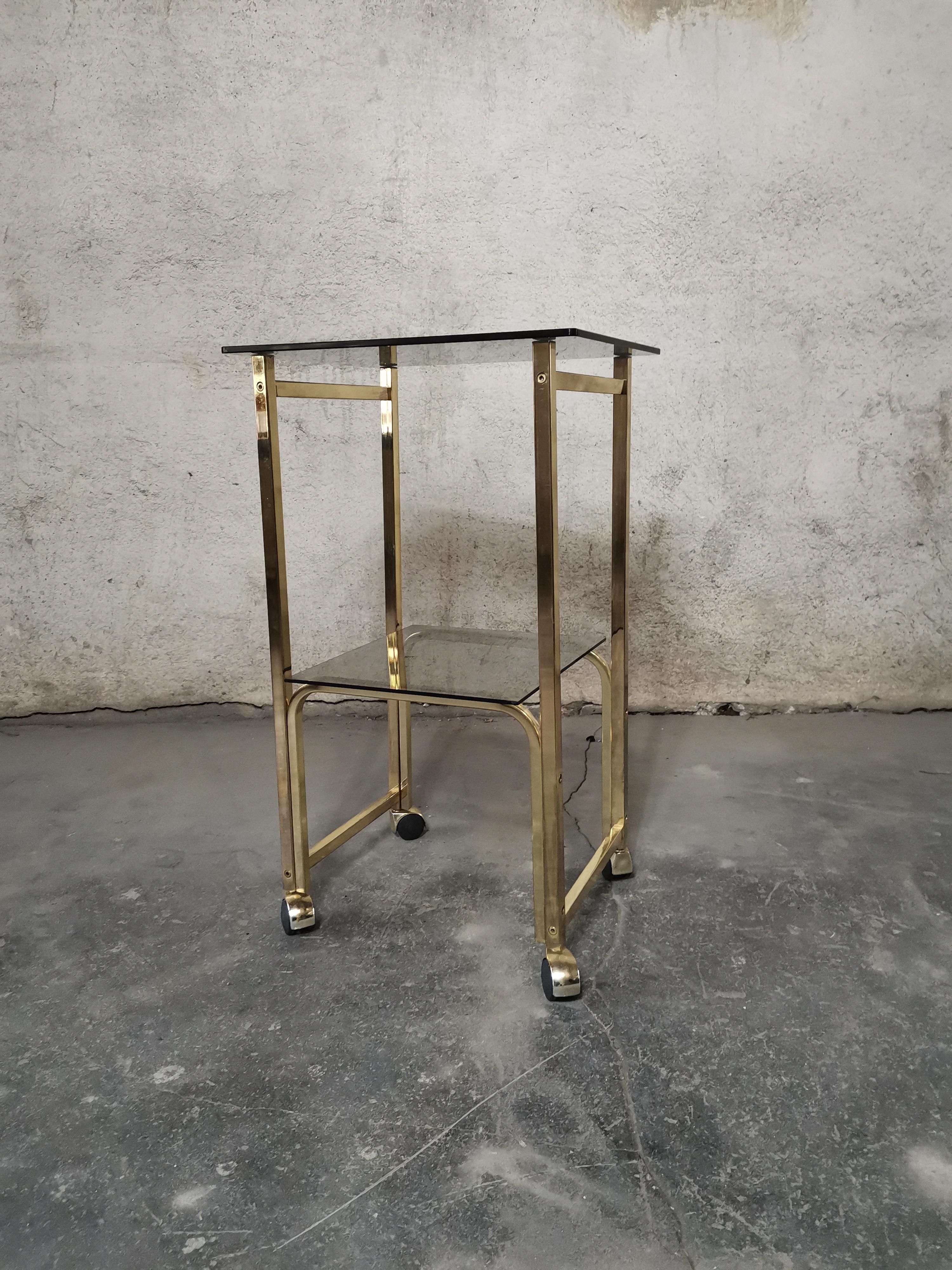 Table d'appoint 1970 verre fumé/or/roues en vente 2