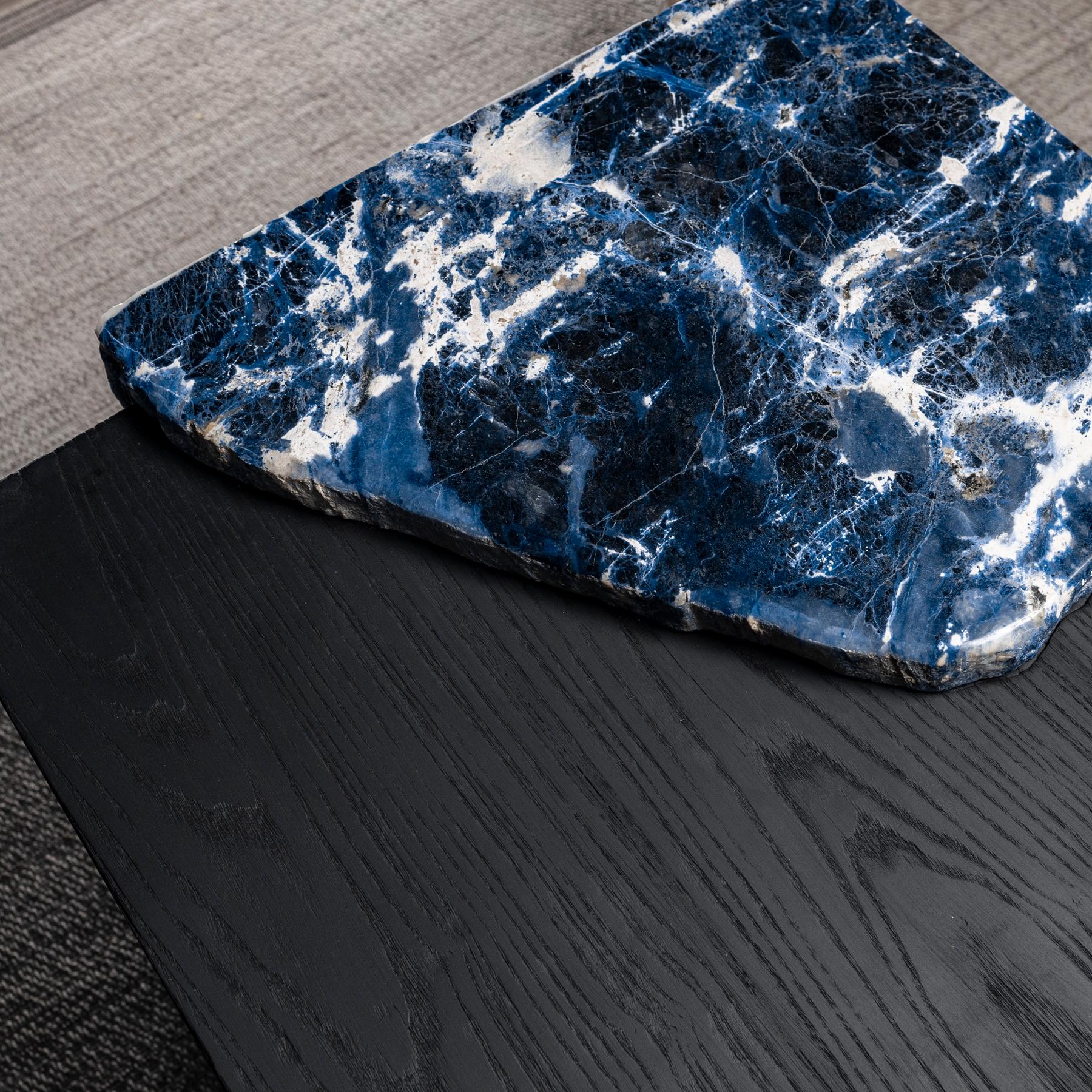 Tavolino in legno massiccio di frassino americano con lastra di sodalite brasiliana in vendita 3