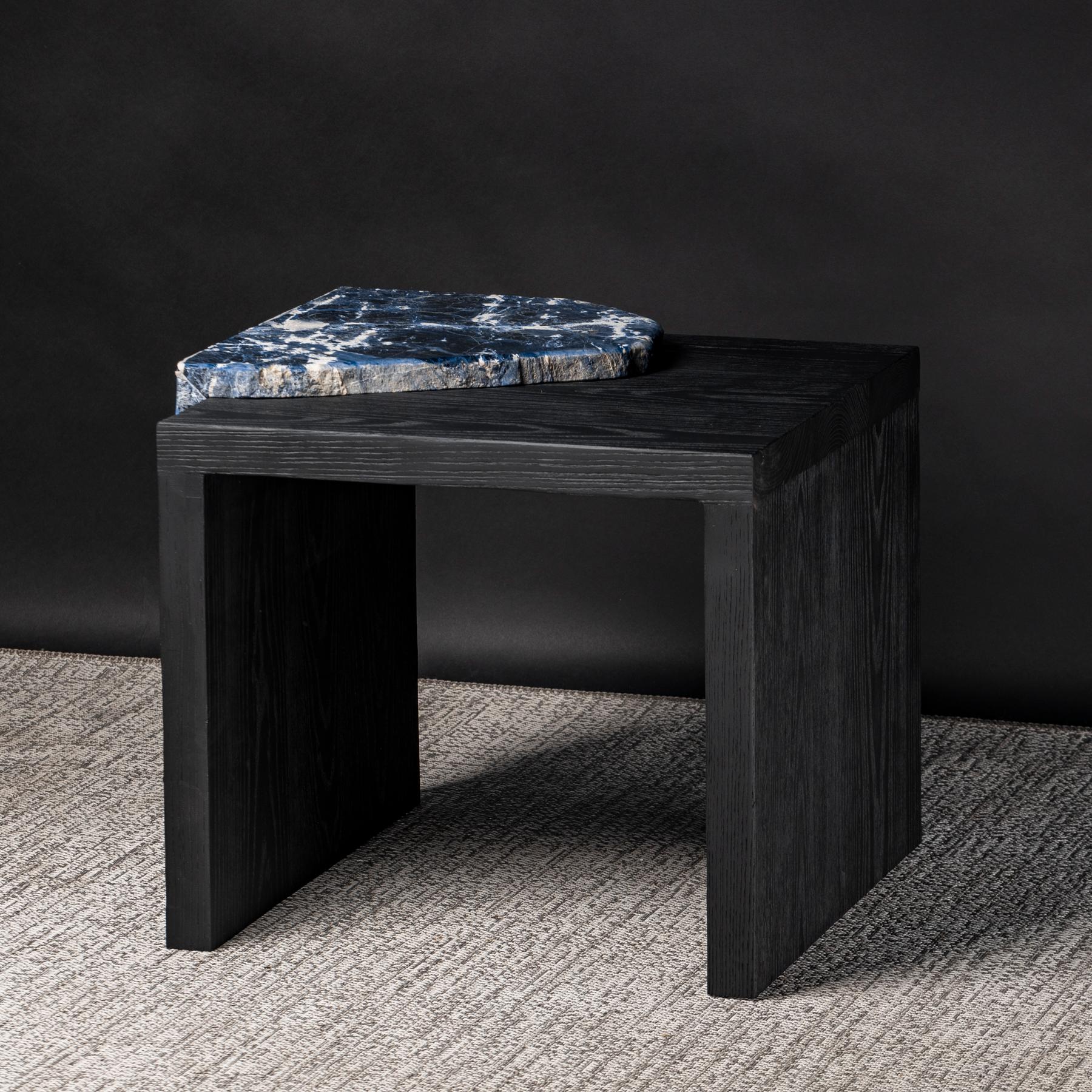 Organico moderno Tavolino in legno massiccio di frassino americano con lastra di sodalite brasiliana in vendita