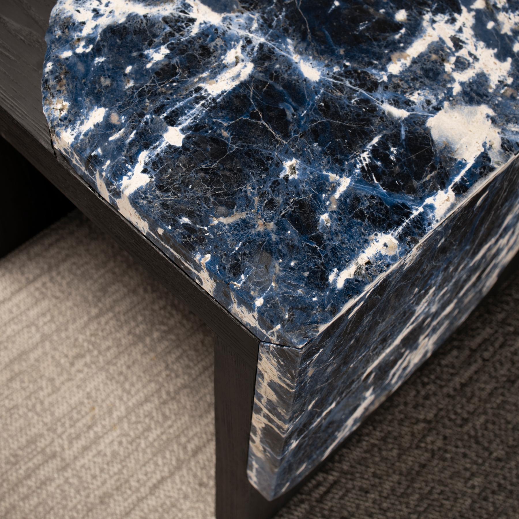 Tavolino in legno massiccio di frassino americano con lastra di sodalite brasiliana in vendita 1