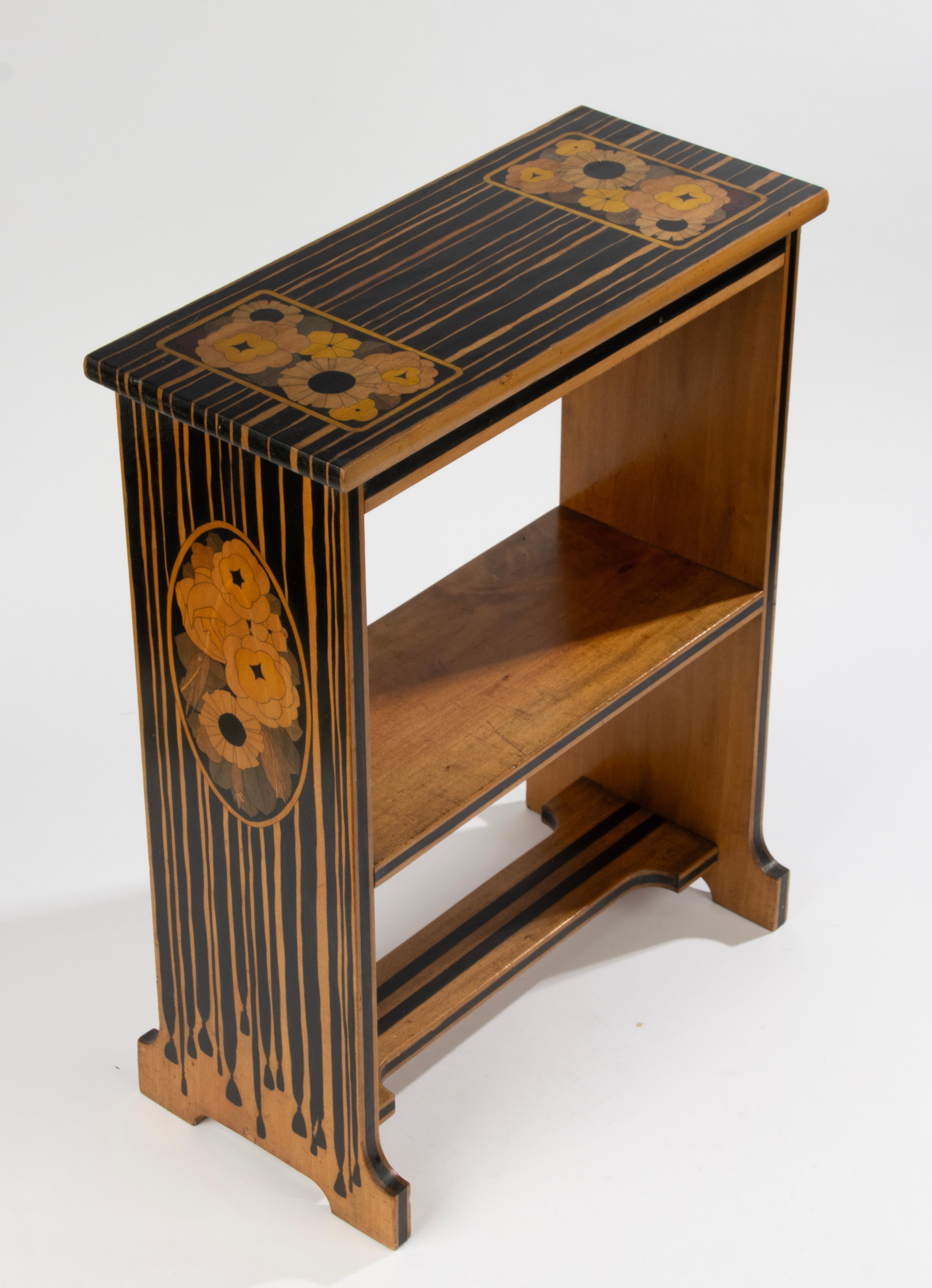 Table d'appoint - Période Art Déco - Marqueterie de fleurs en Wood en vente 3