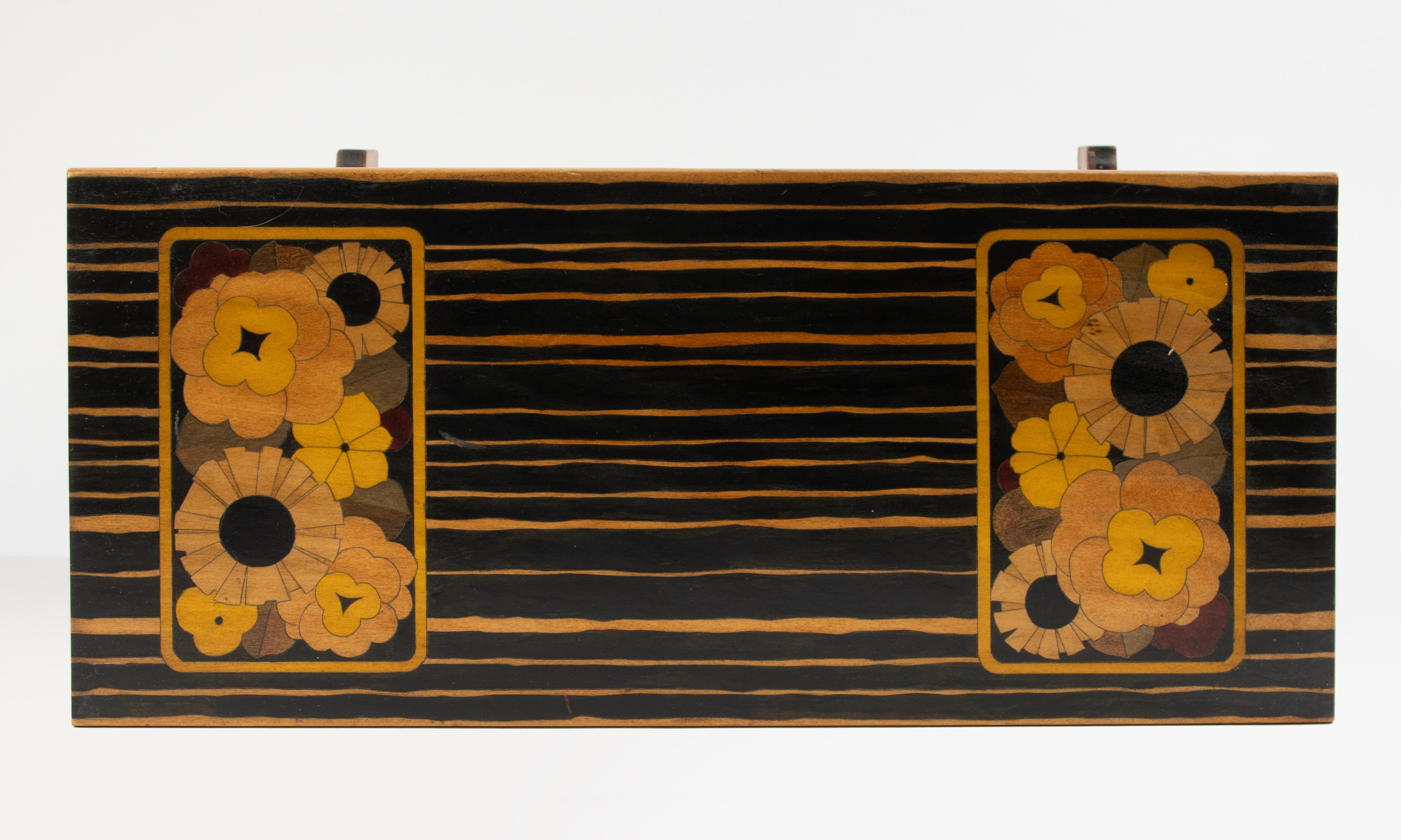 Table d'appoint - Période Art Déco - Marqueterie de fleurs en Wood en vente 4