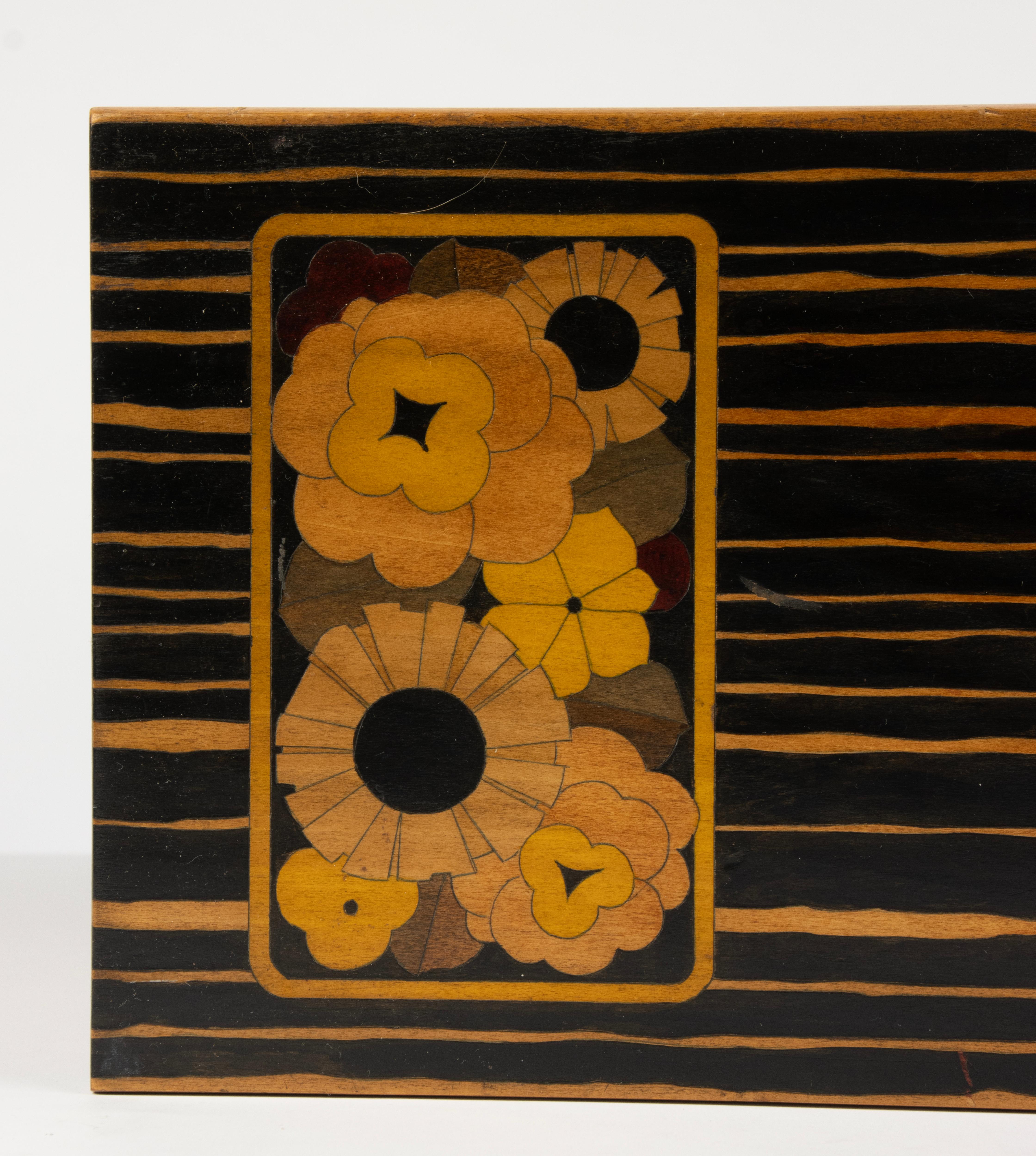 Table d'appoint - Période Art Déco - Marqueterie de fleurs en Wood en vente 7