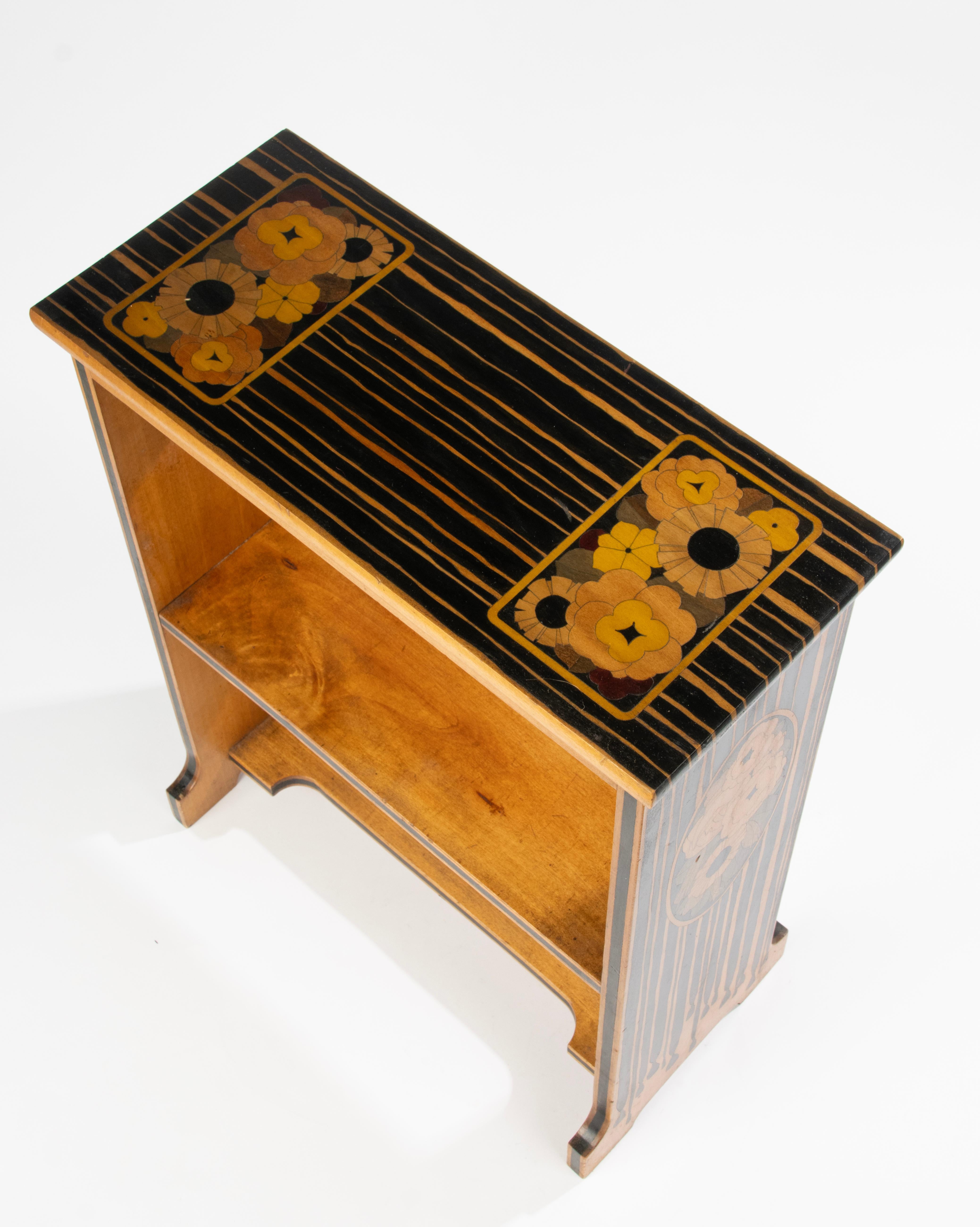 Table d'appoint - Période Art Déco - Marqueterie de fleurs en Wood en vente 8