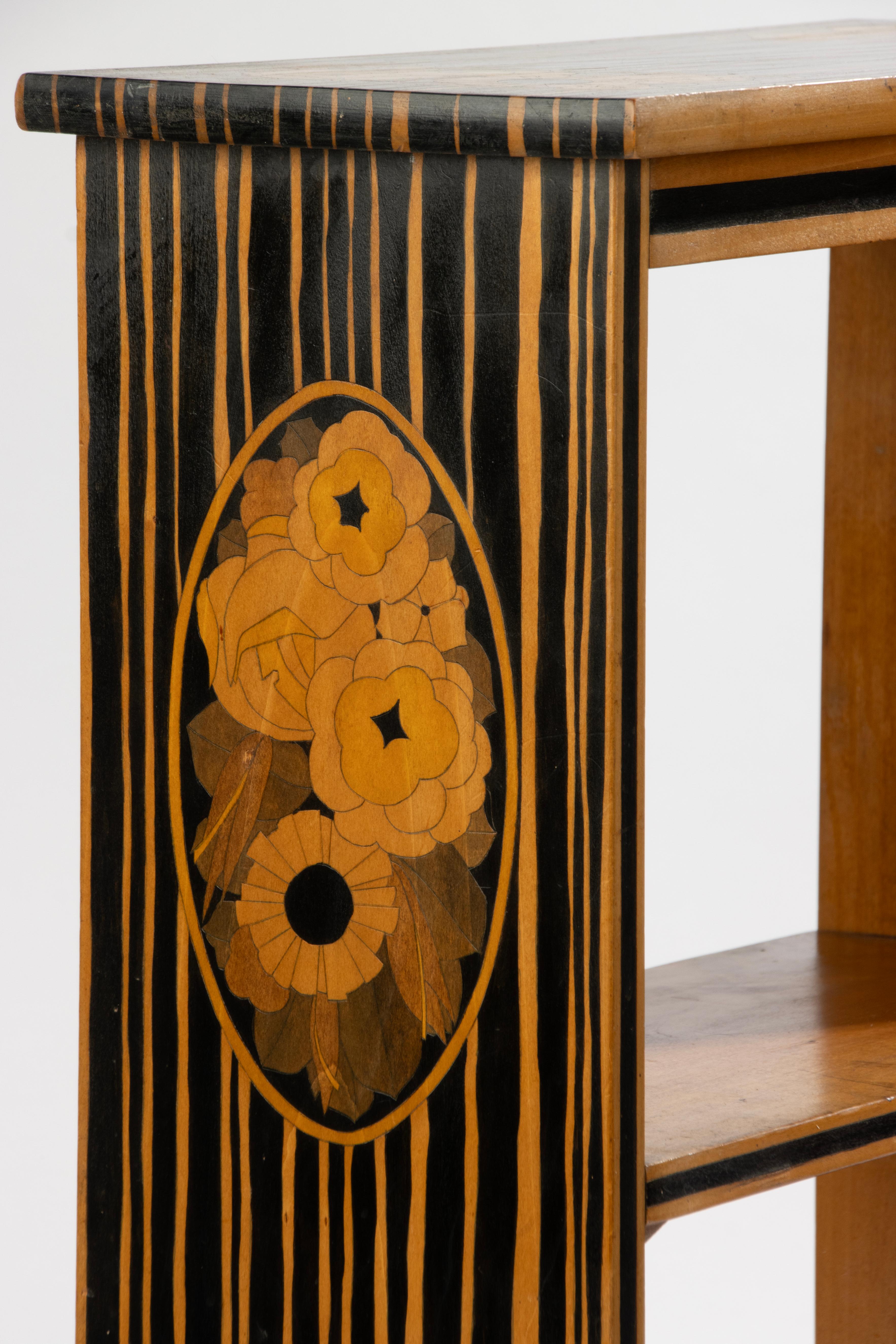 Table d'appoint - Période Art Déco - Marqueterie de fleurs en Wood en vente 9