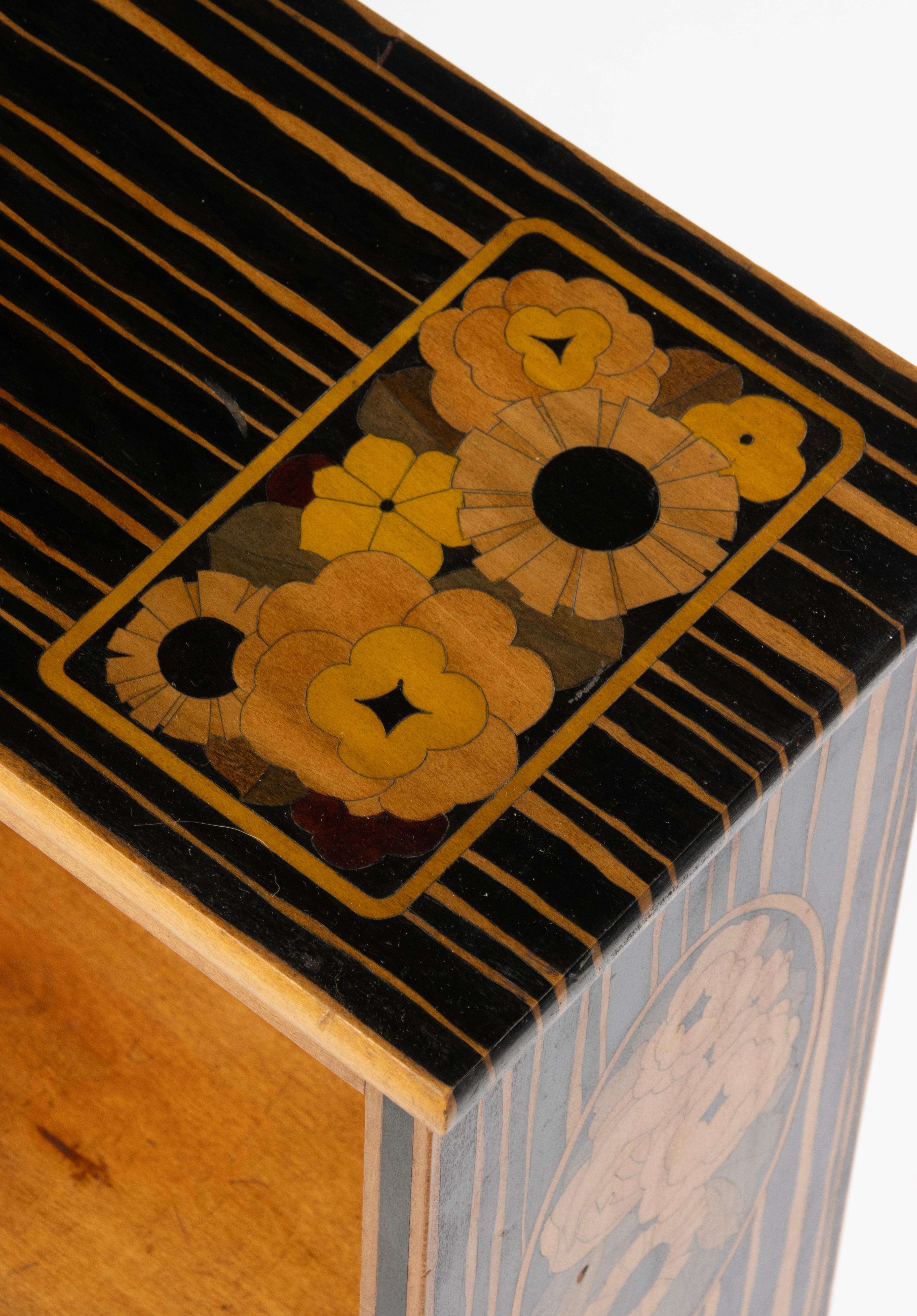Table d'appoint - Période Art Déco - Marqueterie de fleurs en Wood en vente 11