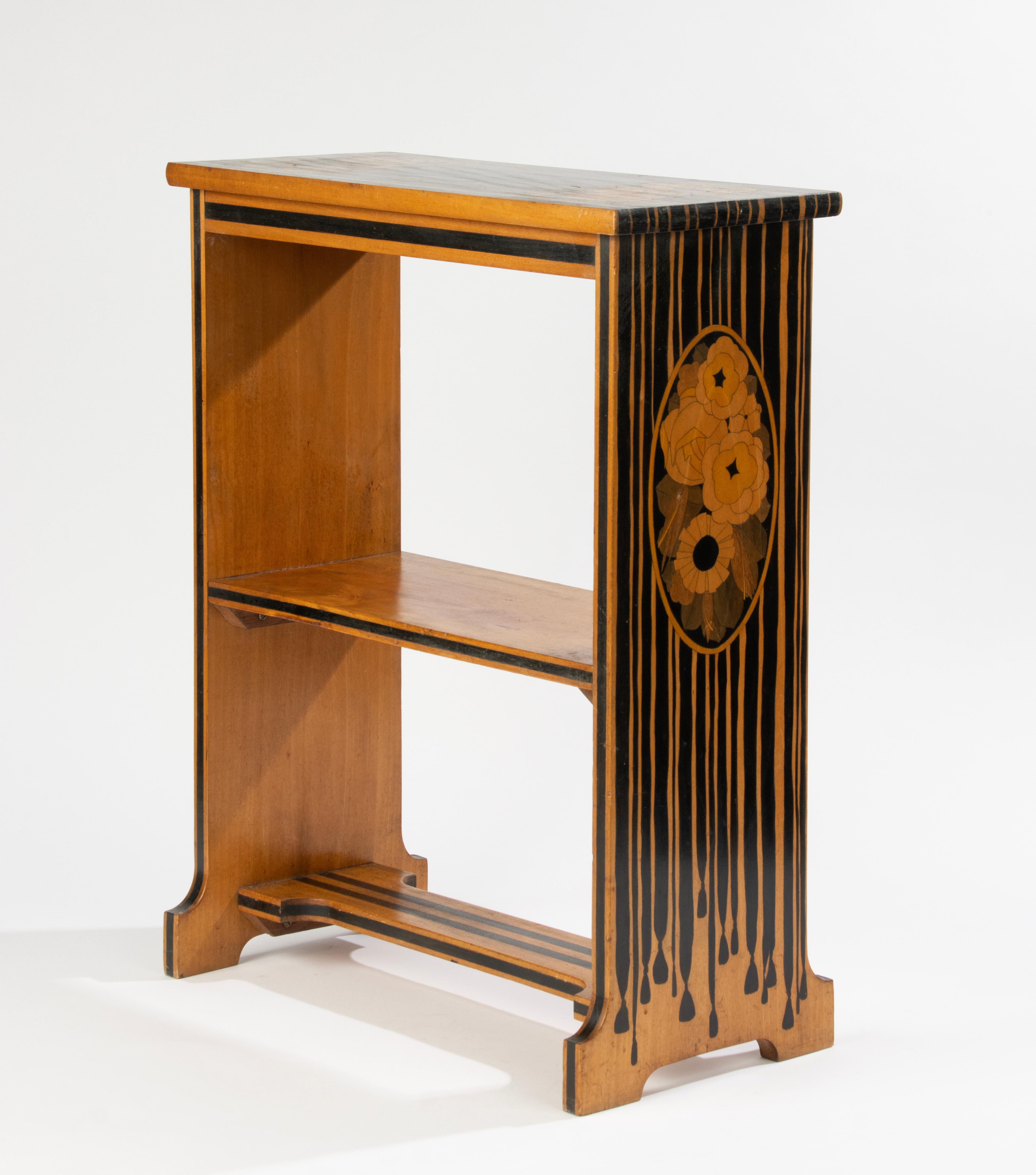 Très belle table d'appoint Art Déco.
La table est incrustée de différents types de bois. Des caractéristiques de pur style Art déco, exécutées avec un grand raffinement, une merveilleuse pièce d'artisanat.
On ne sait pas qui a fabriqué cette table,