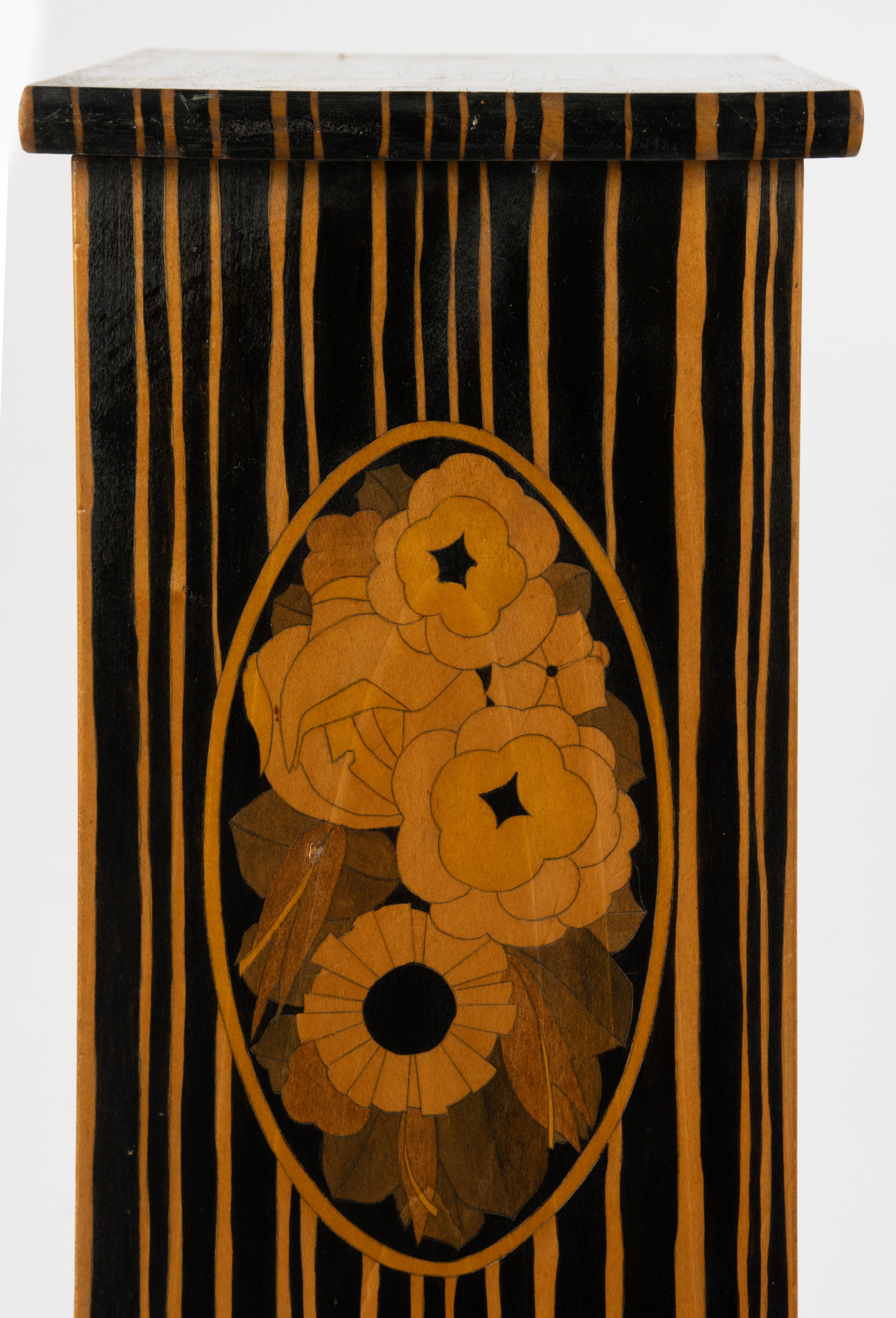 Table d'appoint - Période Art Déco - Marqueterie de fleurs en Wood en vente 13