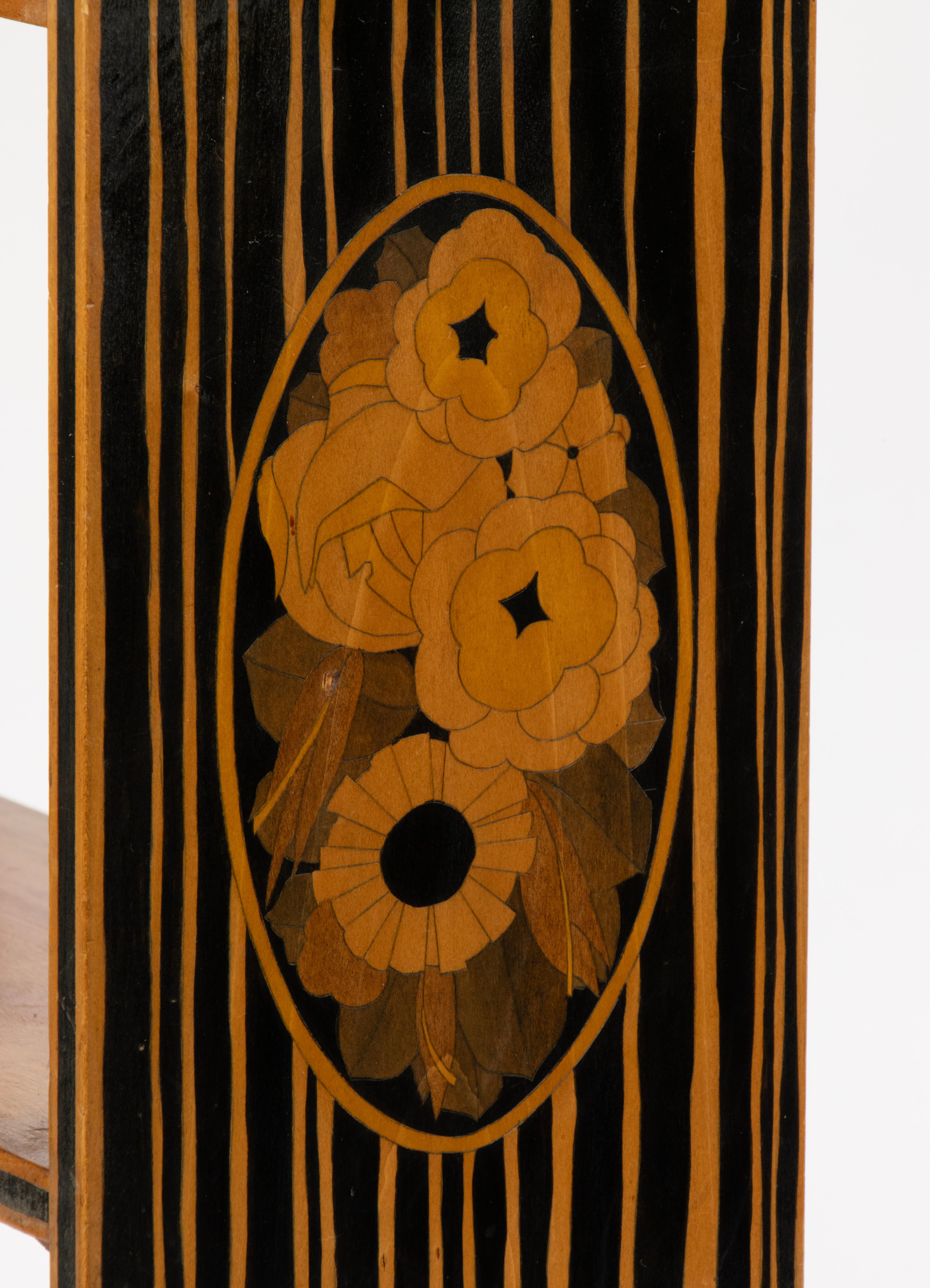 Art déco Table d'appoint - Période Art Déco - Marqueterie de fleurs en Wood en vente