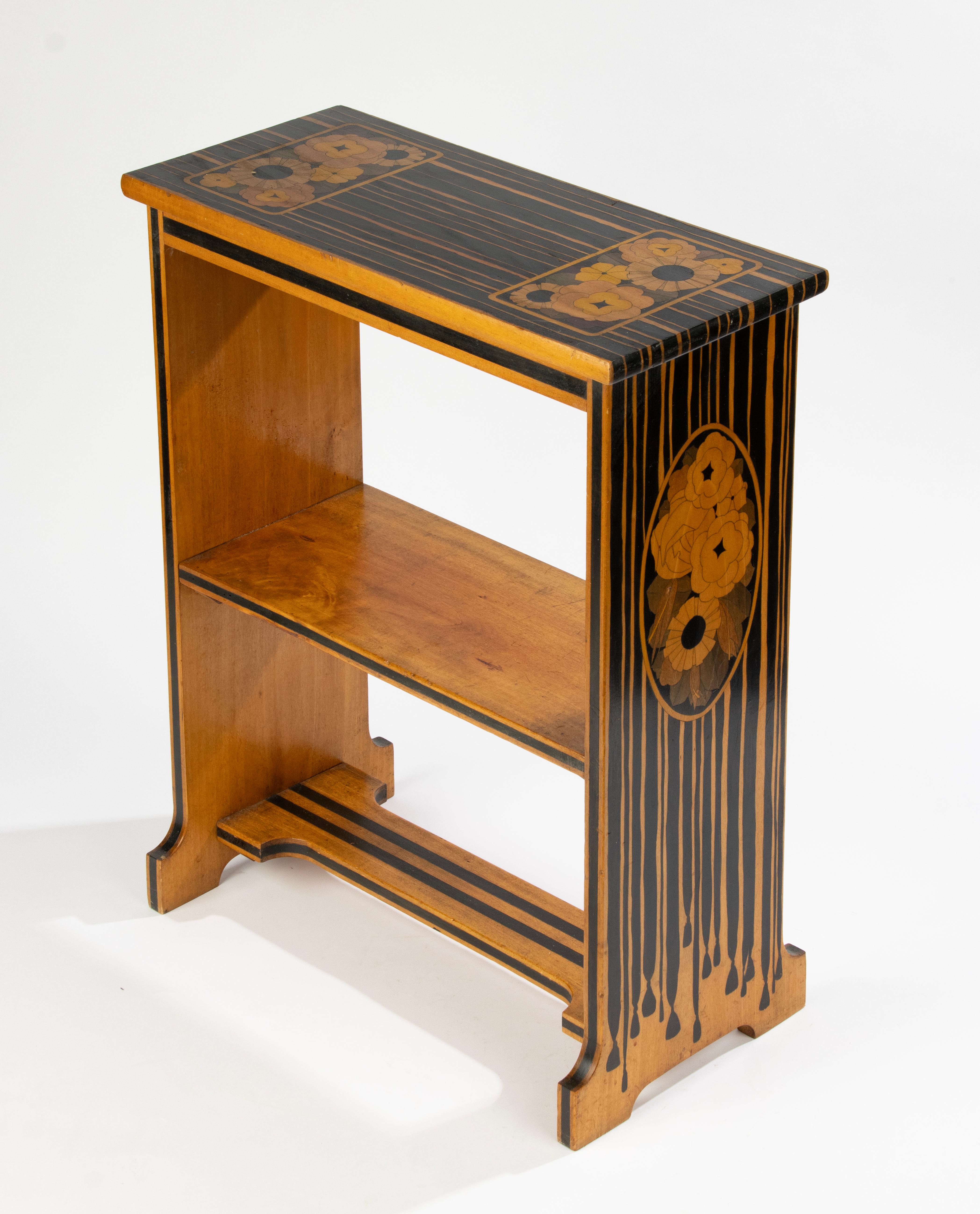 Ébénisé Table d'appoint - Période Art Déco - Marqueterie de fleurs en Wood en vente