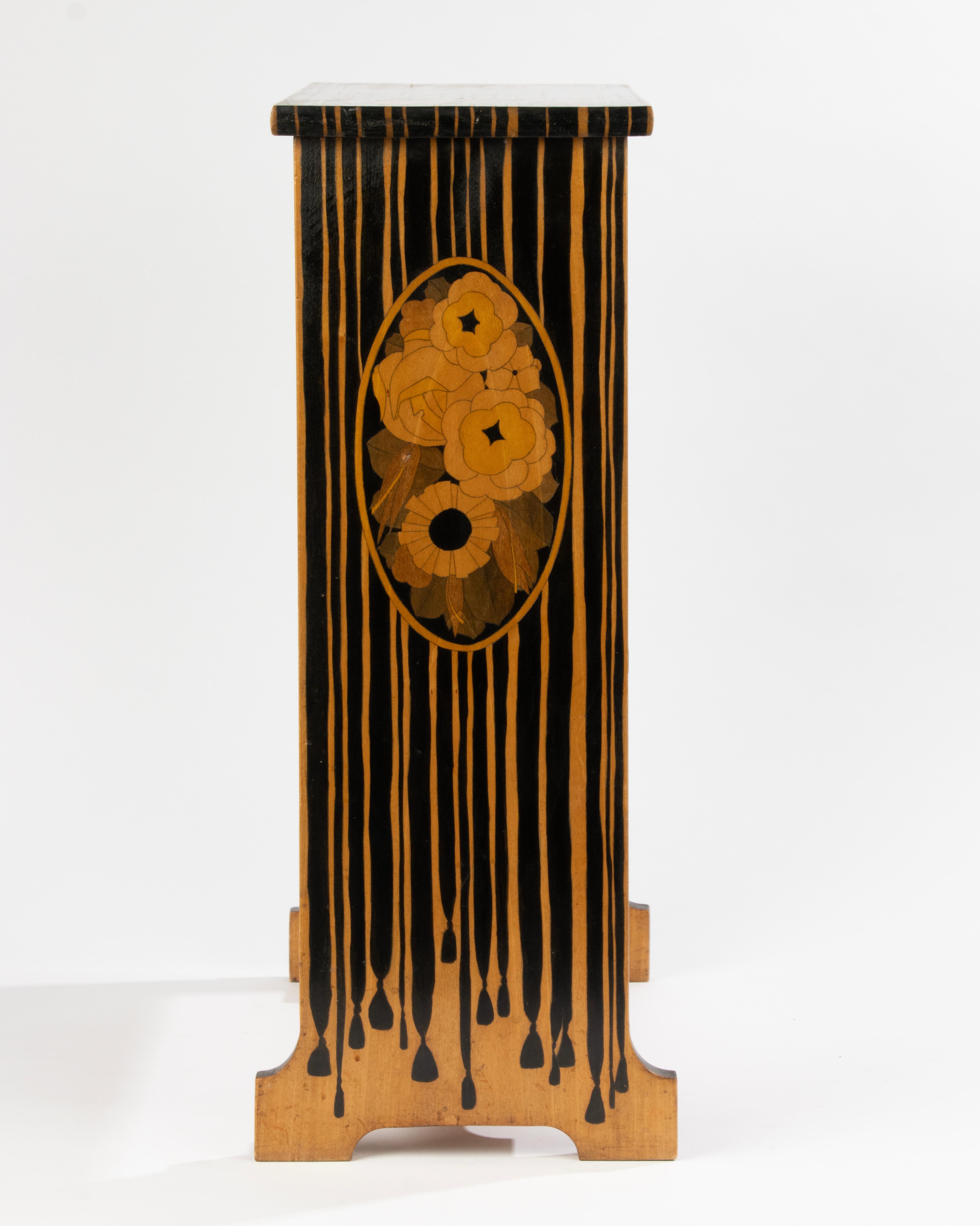 Table d'appoint - Période Art Déco - Marqueterie de fleurs en Wood en vente 1