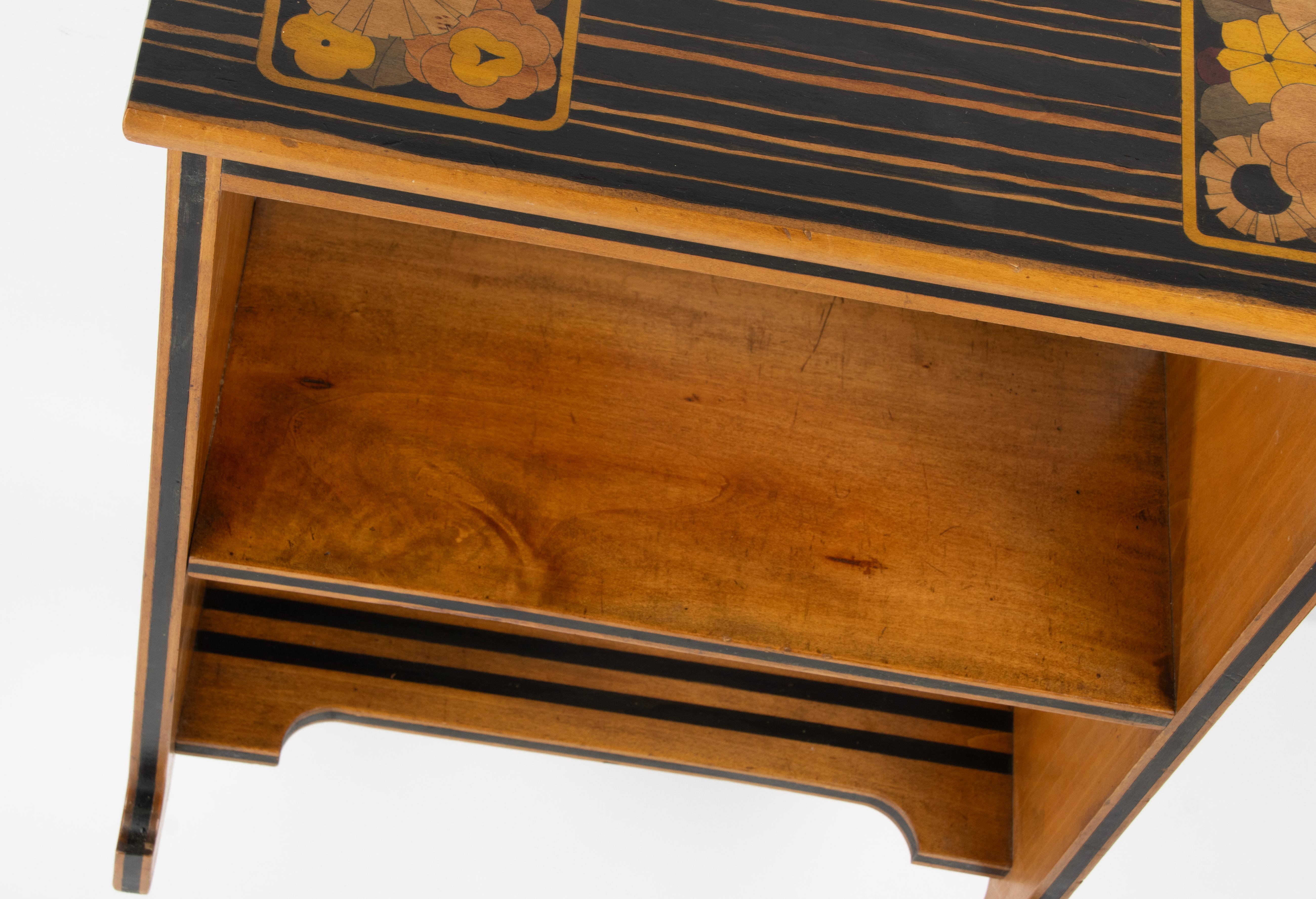 Table d'appoint - Période Art Déco - Marqueterie de fleurs en Wood en vente 2