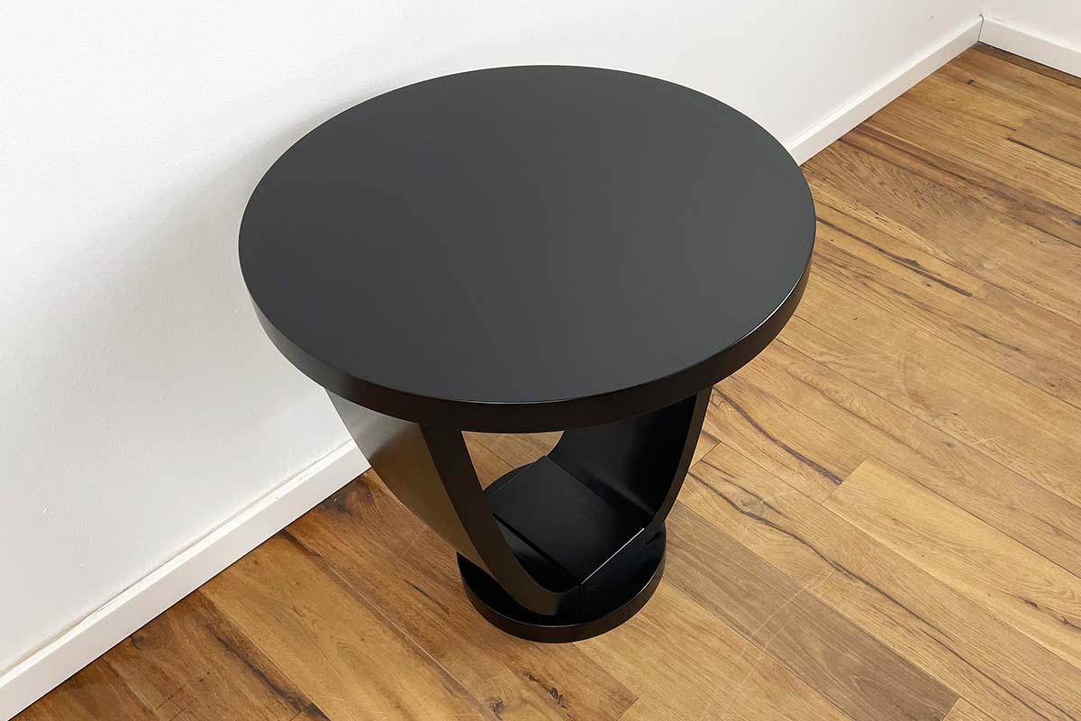 Carved Round Side Table Art Deco Style in Black by Tischlerei Hänsdieke. For Sale