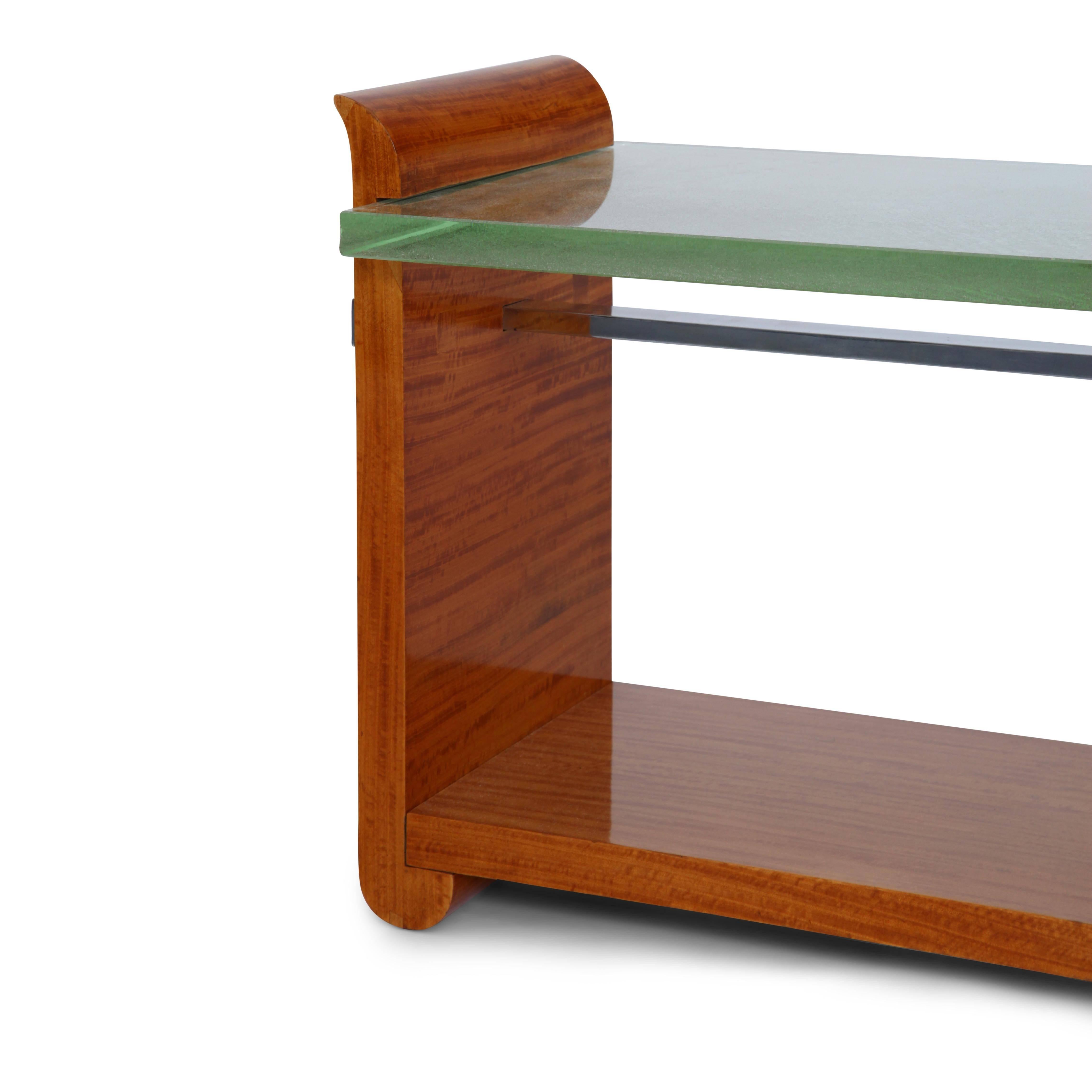 Side table of the 1930s with a thick glass top, attributed to Jacques Adnet. A metal rod stabilizes the wooden construction.