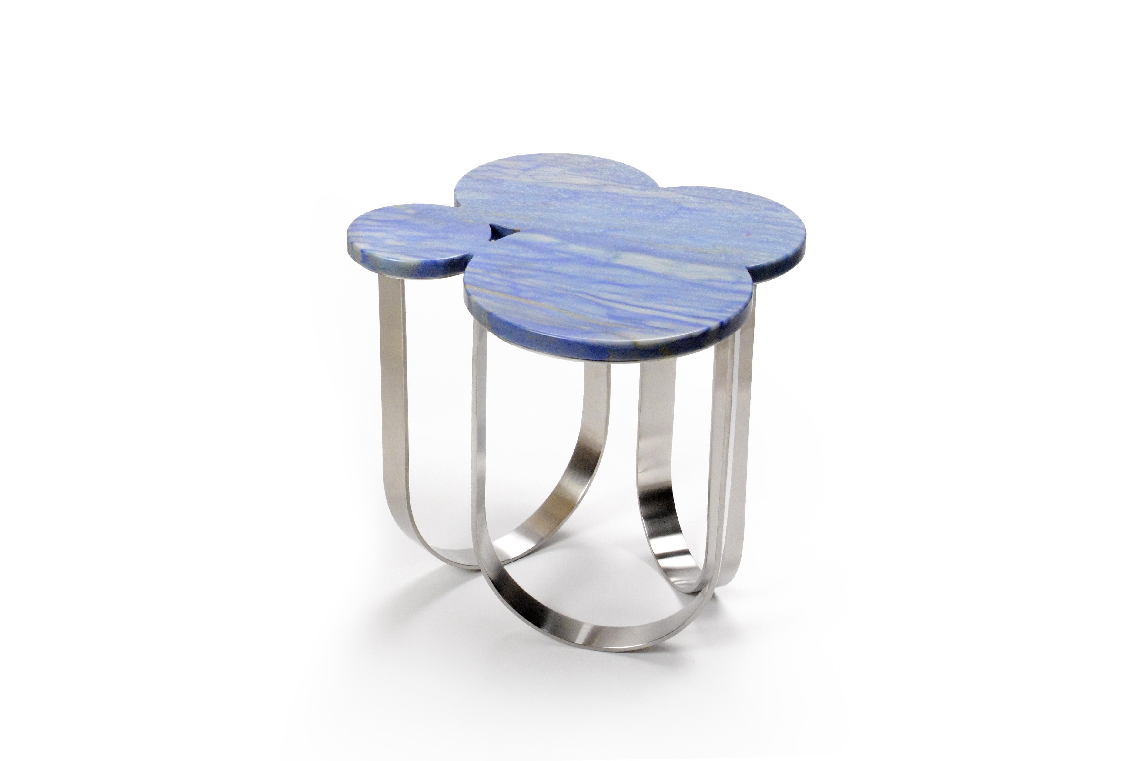 The 'Cloud' is a spectacular side table with structure in brushed stainless steel and top in Azul Macaubas quartzite.
The mirror-like finishing of the stainless steel creates different perceptions of this particular material and allows interesting