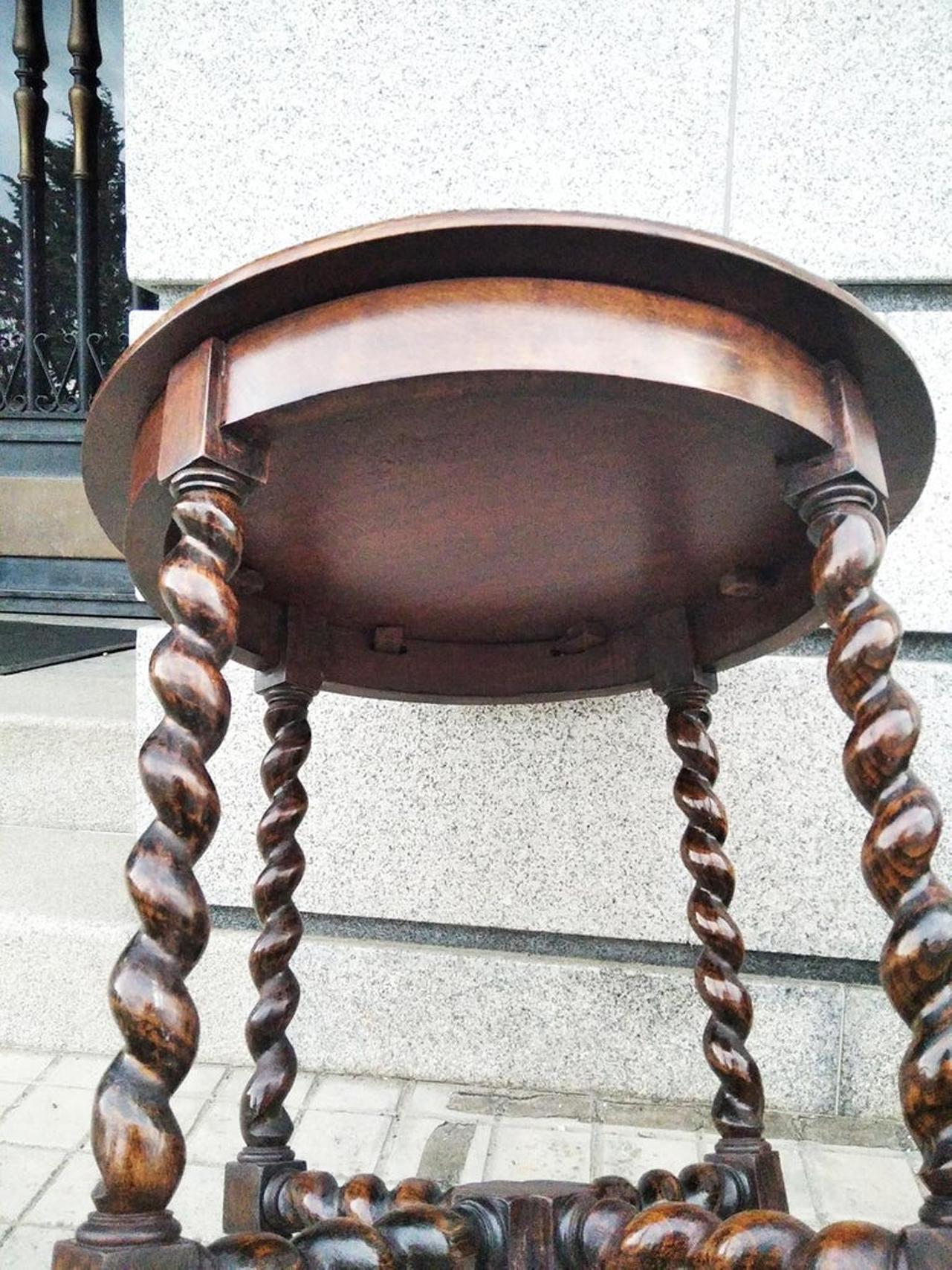 Charmante table d'appoint ronde à pieds torsadés en orge, 18e ou 19e siècle

Magnifique  Table d'appoint ou de chevet, En parfait état. Très bien entretenu

Cette table repose sur une base composée de quatre pieds tournés et d'un châssis en forme de