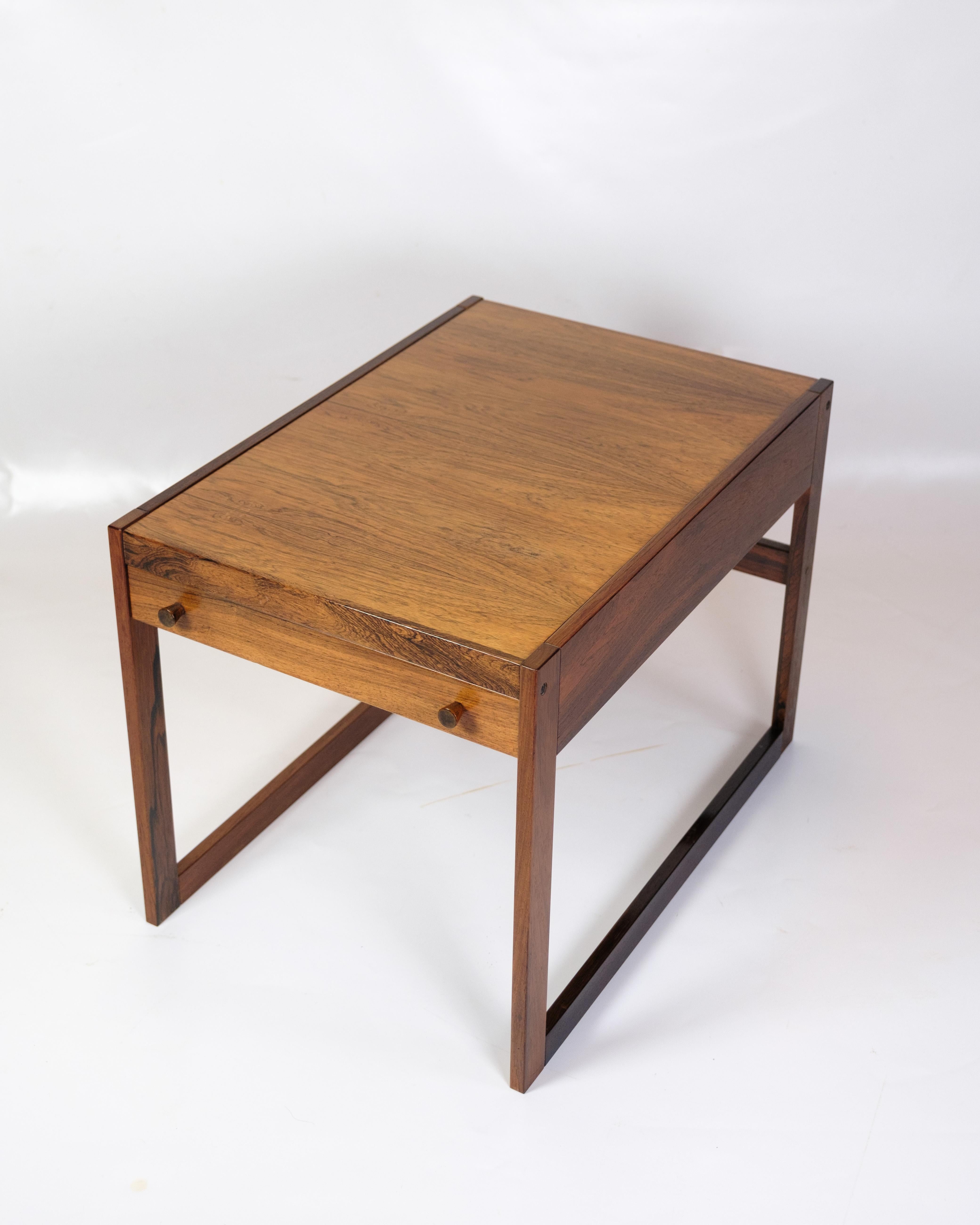 Side table with built-in drawer, made of rosewood, model K.T No. 152, made in classic Danish design from the 1960s.

The integrated drawer offers practical storage space, which makes the table suitable as a bedside table or as a stylish side table
