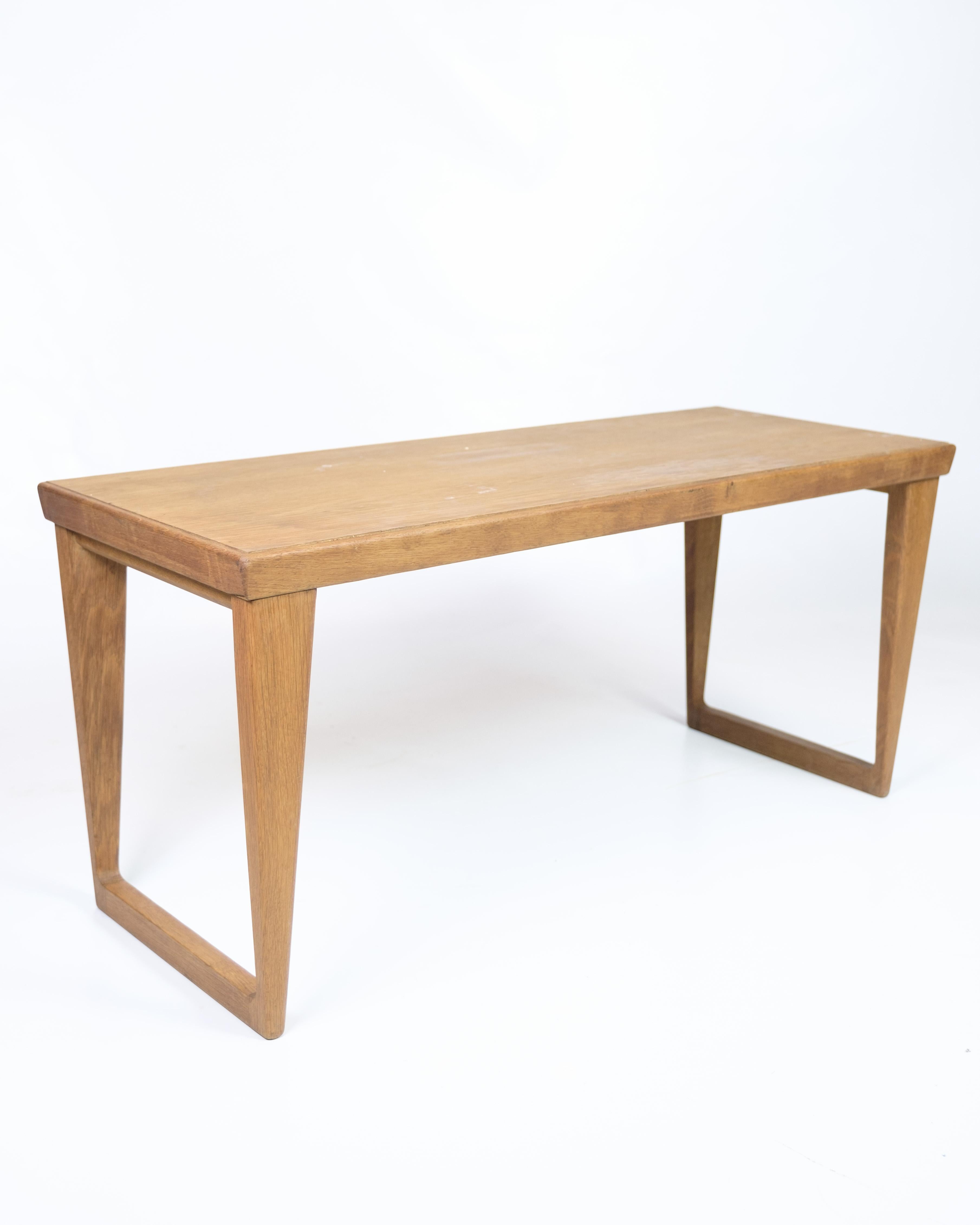 Table d'appoint en chêne, réalisée par Aksel Kjersgaard pour Odder dans les années 1960. La table est fabriquée en chêne massif et présente un design simple et fonctionnel, caractéristique du design des meubles danois de cette période.

Dimensions :