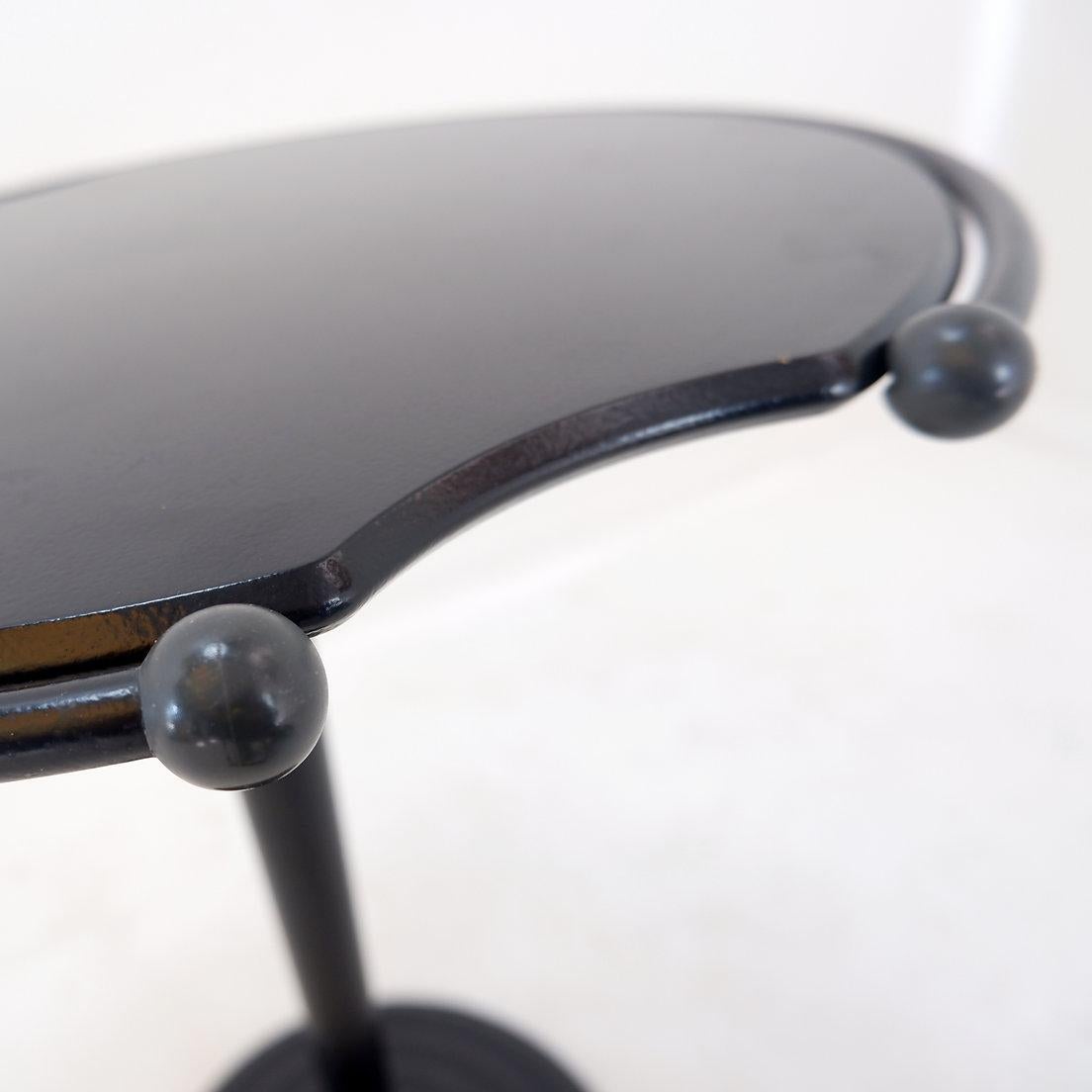 Table d'appoint Besico de Siggi Fischer pour Leolux, 1994
Postmoderne - Table d'appoint - Leolux / France
La table d'appoint Besico est une création de Siggi Fischer pour la marque Leolux, dans les années 1990. Une table d'appoint postmoderne avec