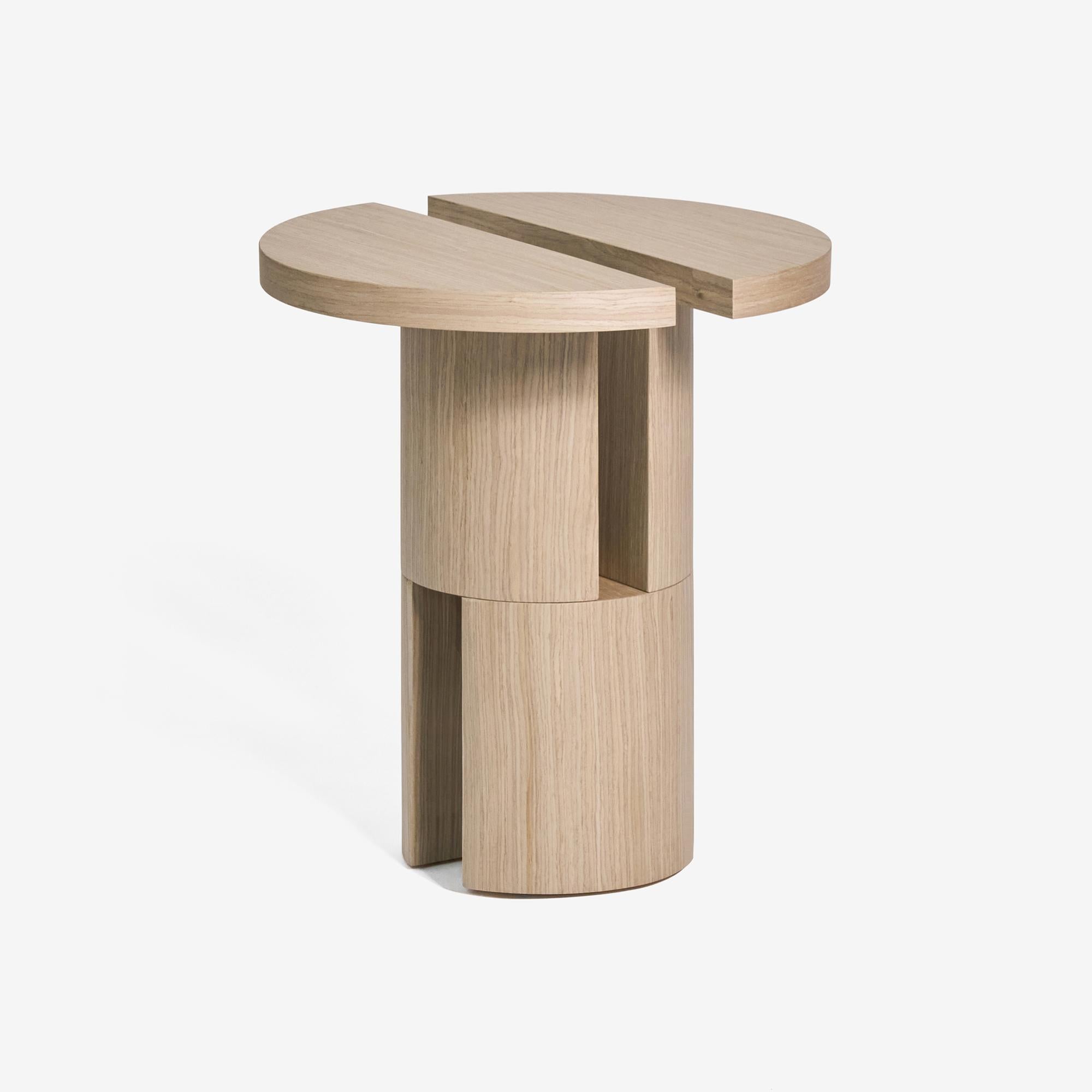 Tables de salle à manger et tables basses avec des pieds au design innovant qui servent à la fois de meubles fonctionnels et de solutions de rangement modernes. Cette collection propose des tables avec un espace de rangement intégré dans les pieds,