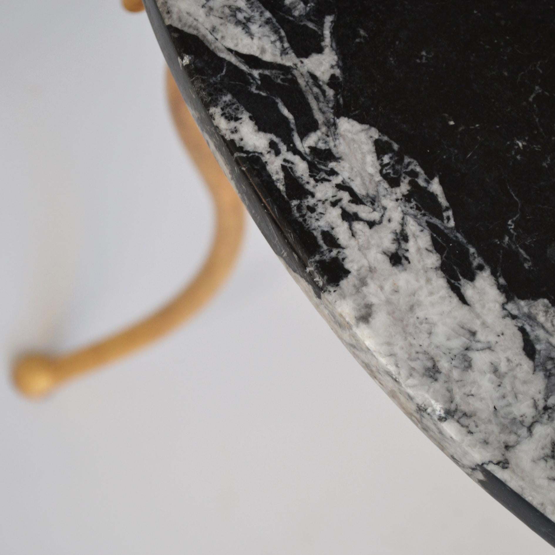 Schwarzer Beistelltisch mit schwarzer Marmorplatte und Eisenfuß mit Blattgold-Finish, handgefertigt in Italien (Italienisch) im Angebot