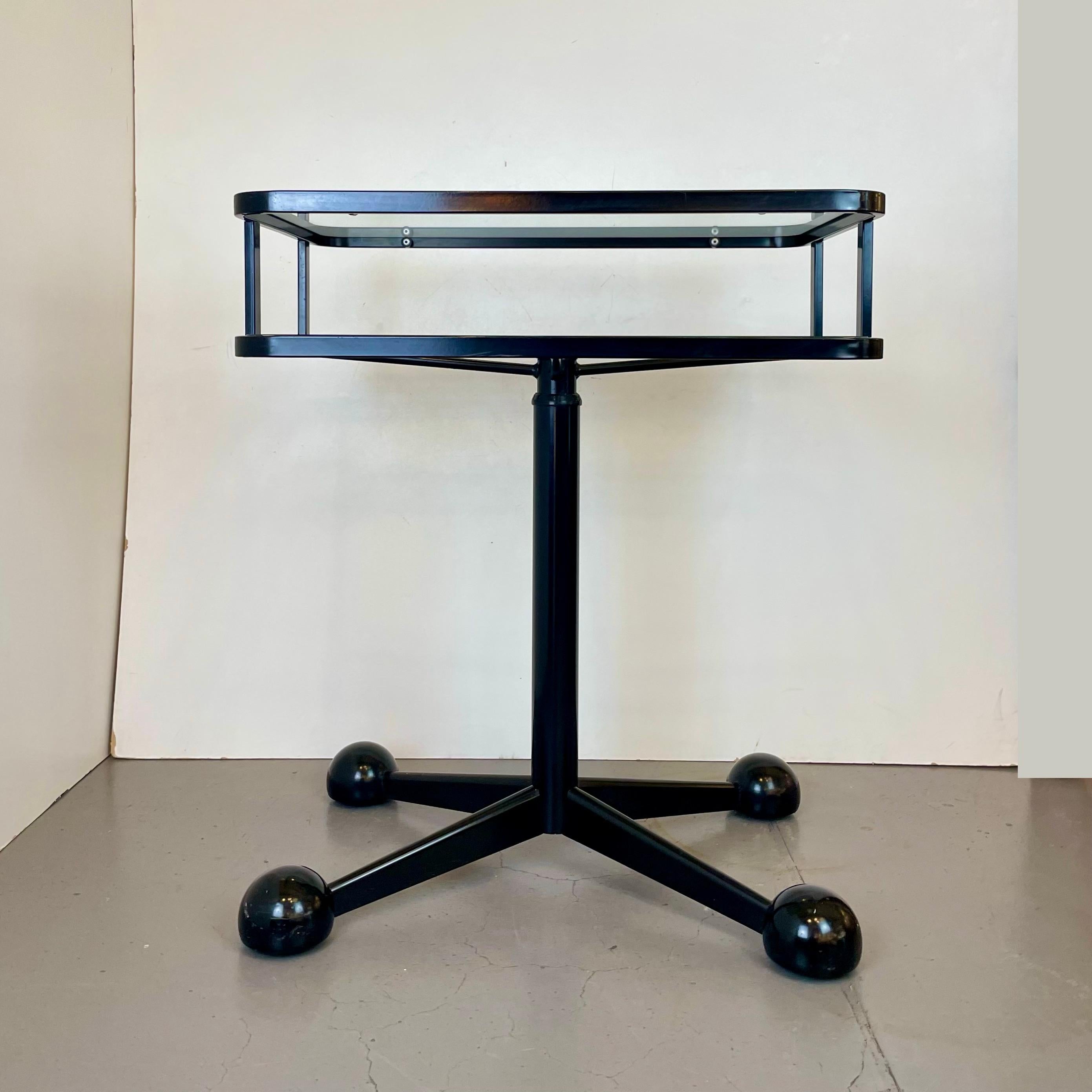 Höhenverstellbarer Beistelltisch aus schwarz lackiertem Metall mit zwei Glasablagen und vier Rollen, entworfen von Allegri Parma in den 1970er Jahren.
-
Verstellbarer Tisch in der Höhe aus schwarz lackiertem Metall mit zwei Eisenstangen und vier