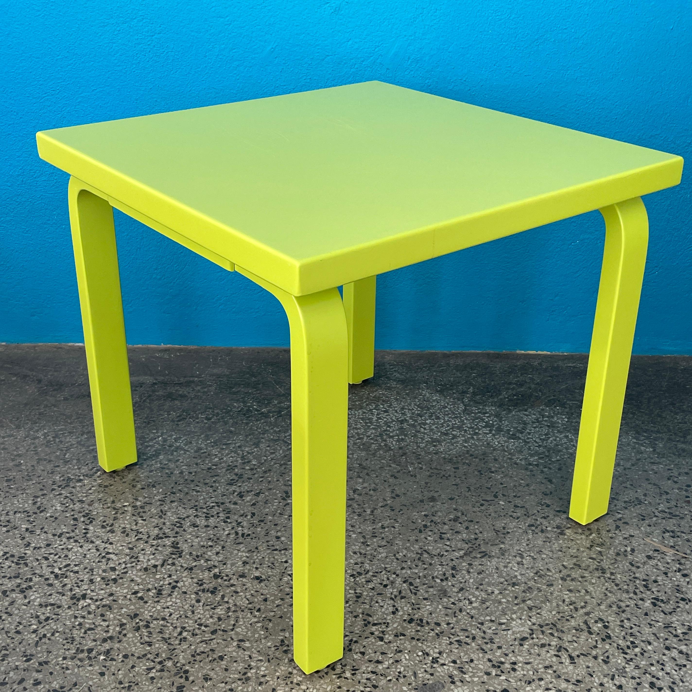 Spektakulär farbiger kleiner Tisch von Alvar Aalto für Artek Finnland. 

Ikonisches L-Bein-Design. Irgendwann von einem Fachmann neu gestrichen. Keine Originalfarbe.

Abmessungen:
Höhe 54cm
Länge und Breite 60cm

Geeignet für viele Verwendungen wie