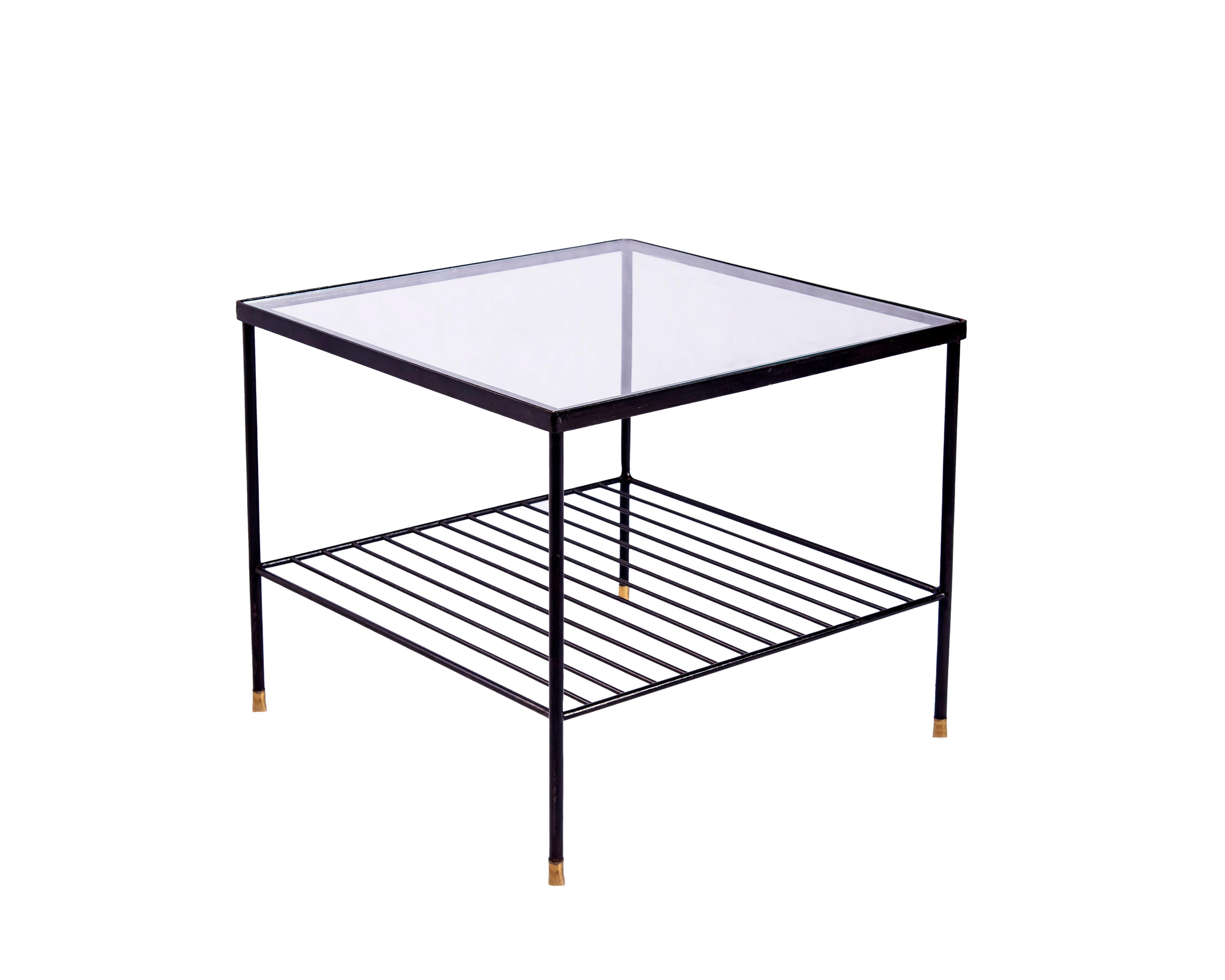 Cette table d'appoint raffinée des années 1950 incarne la sophistication tranquille du design brésilien du milieu du siècle, où l'économie des matériaux rencontre la clarté structurelle. Un cadre métallique élancé supporte un plateau en verre