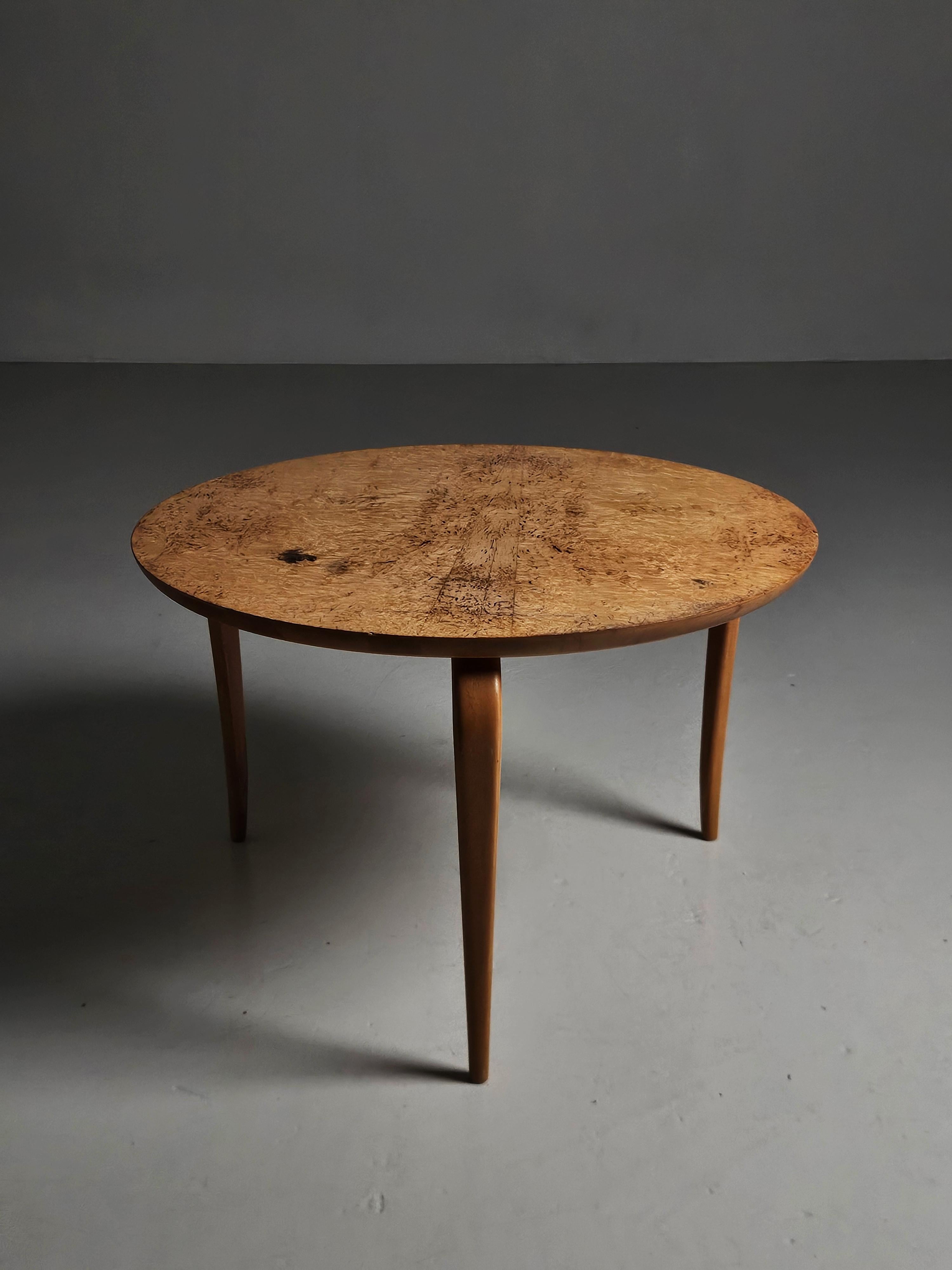 Table d'appoint 'Annika' créée par le designer suédois Bruno Mathsson en 1936. 

Pieds sculptés avec un magnifique plateau en bouleau. 

Quelques traces d'usure sur le plateau de la table. 