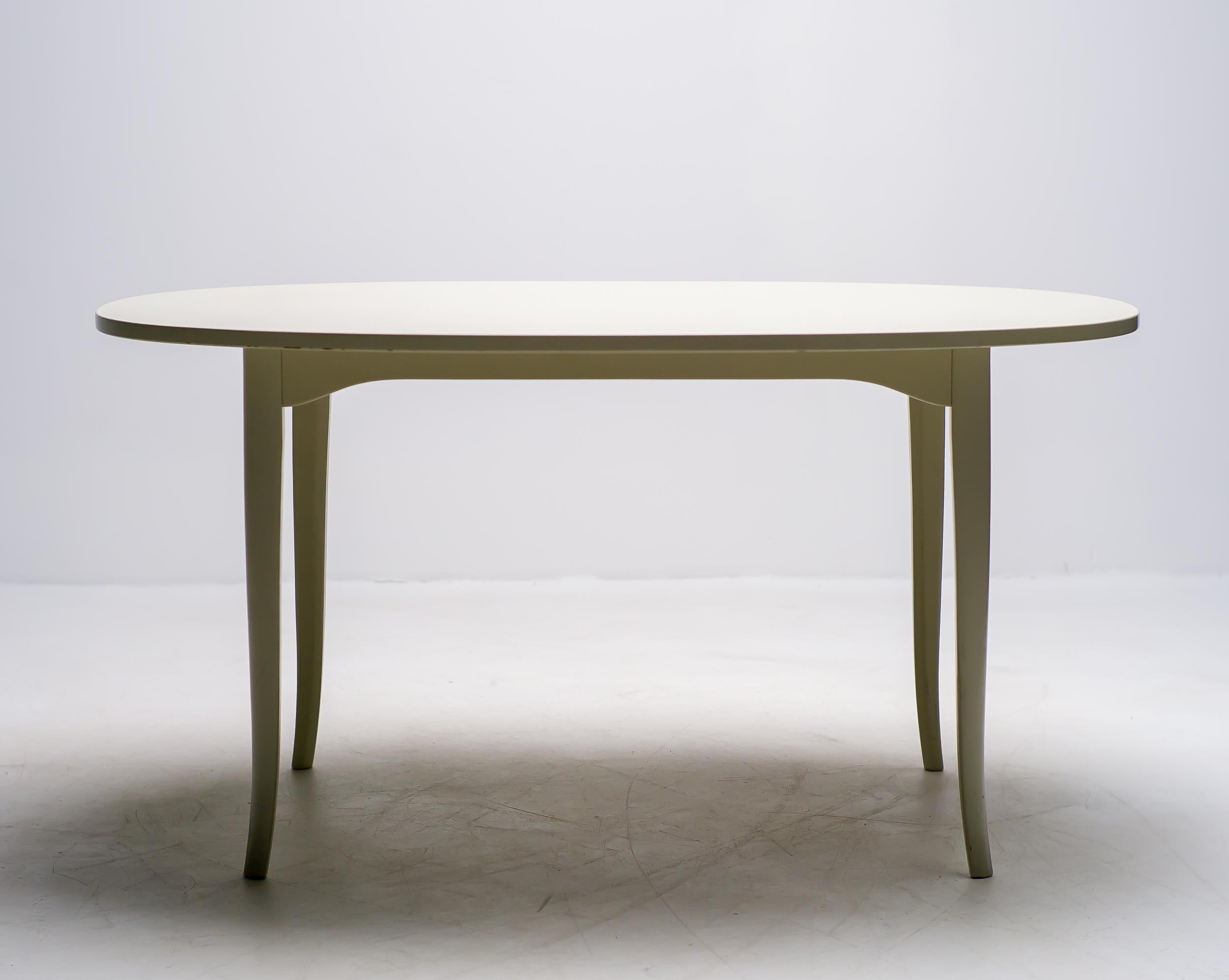 Élégante table d'appoint en acajou laqué blanc osseux, conçue par Carl Malmsten pour Möbel Komponerad AV. 
Marqué d'un médaillon en bronze.

Carl Malmsten (7 décembre 1888 - 13 août 1972) était un designer de meubles, un architecte et un éducateur