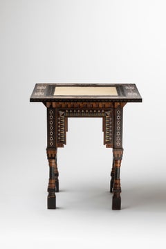 Tavolino di Carlo Bugatti, realizzato in legno intarsiato e pergamena, circa 1900