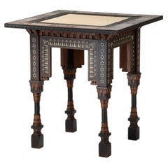 Tavolino di Carlo Bugatti, realizzato in legno intarsiato e pergamena, circa 1900