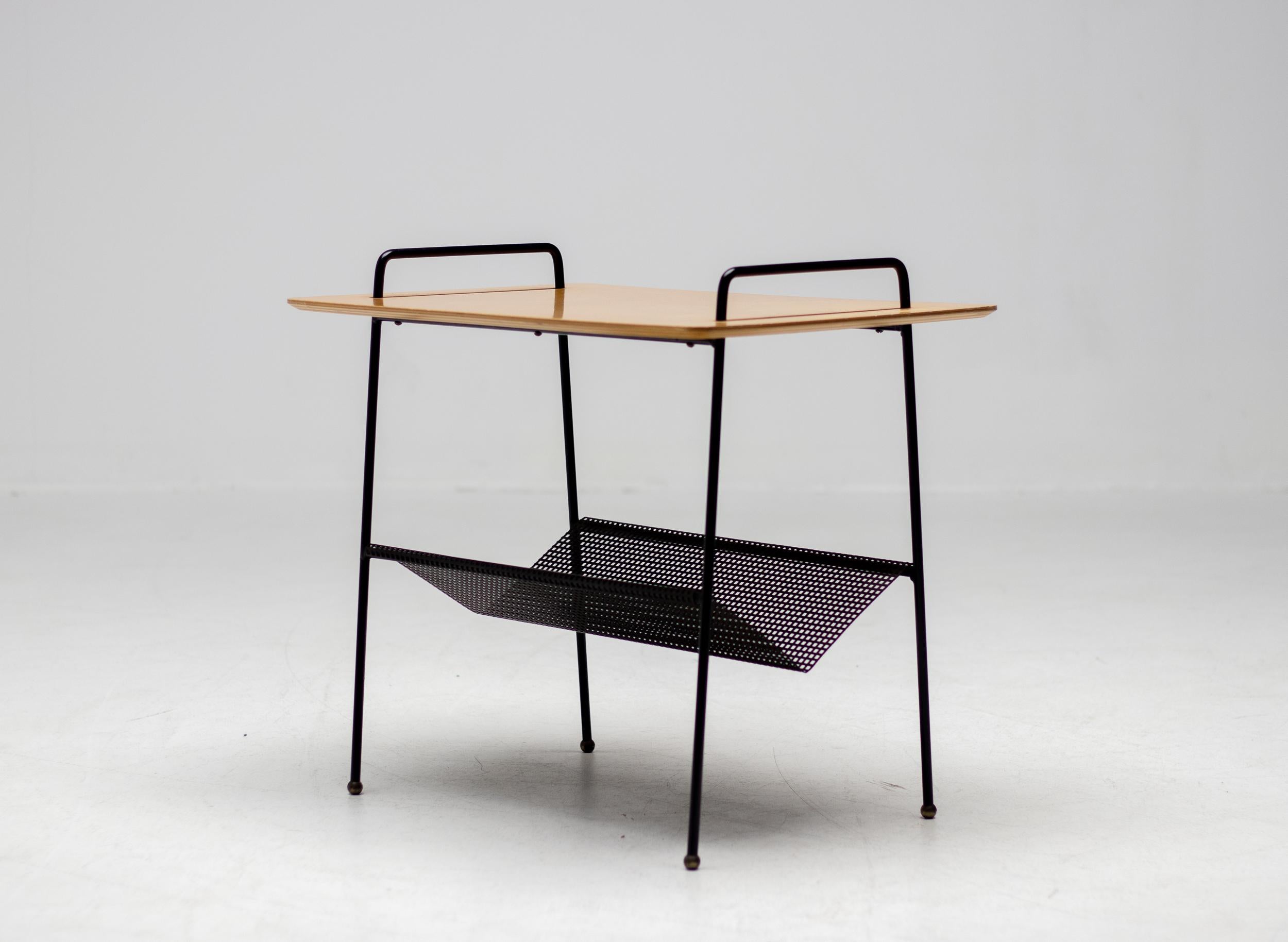 Raro tavolino/portariviste della serie TM, disegnato da Cees Braakman per Pastoe.
Base in tondino d'acciaio smaltato e piano in compensato di betulla.
Un elegante design minimalista olandese. 
Segnato in basso.

Cees Braakman è stato un designer di